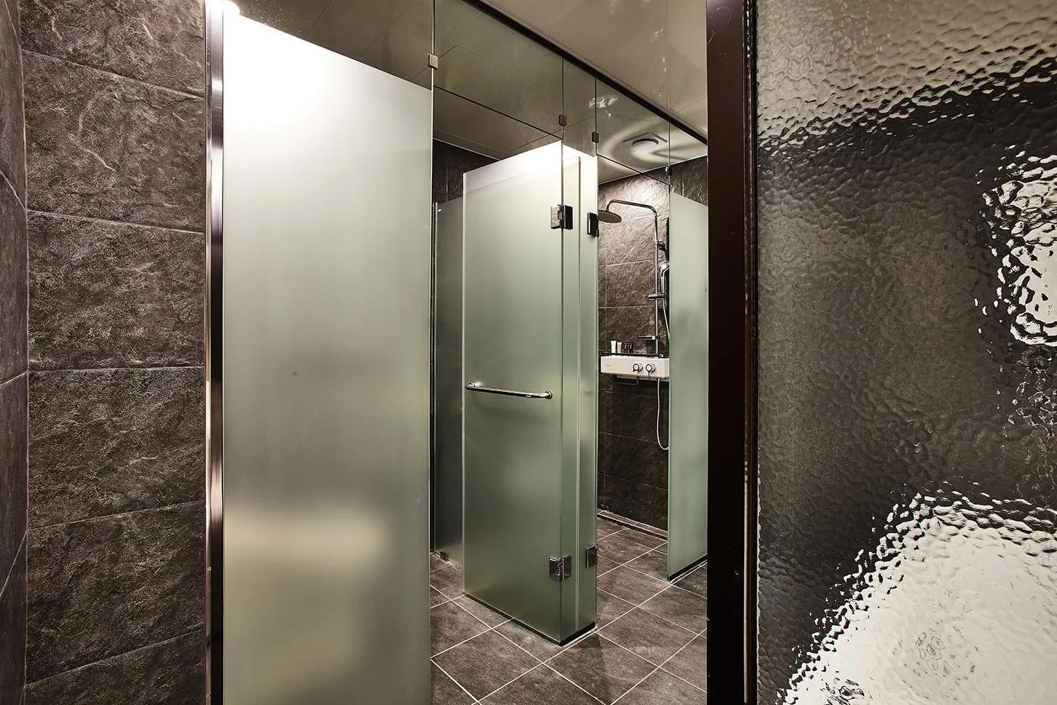 Shower in Hotel Wanted