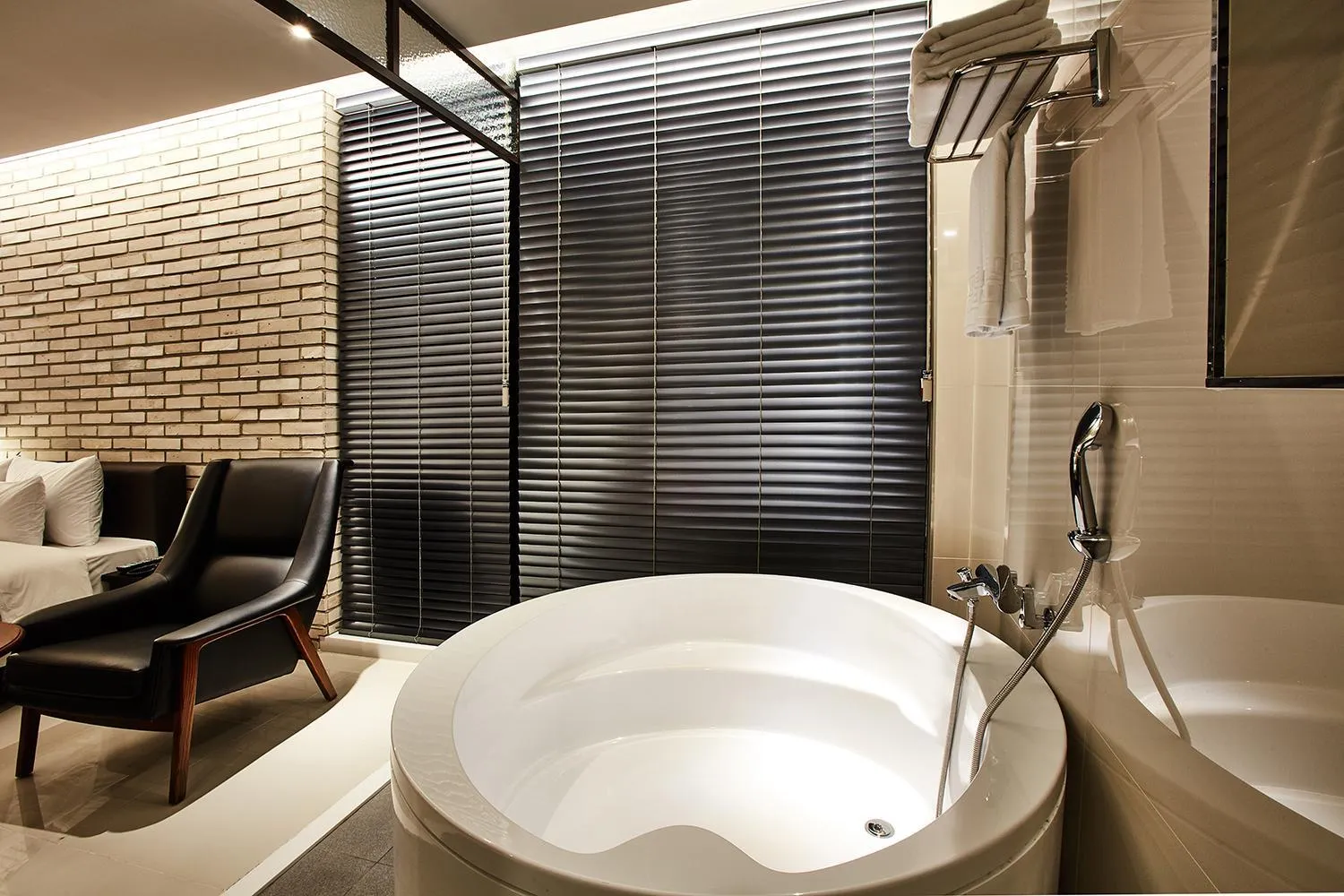 Bath in Hotel Wanted