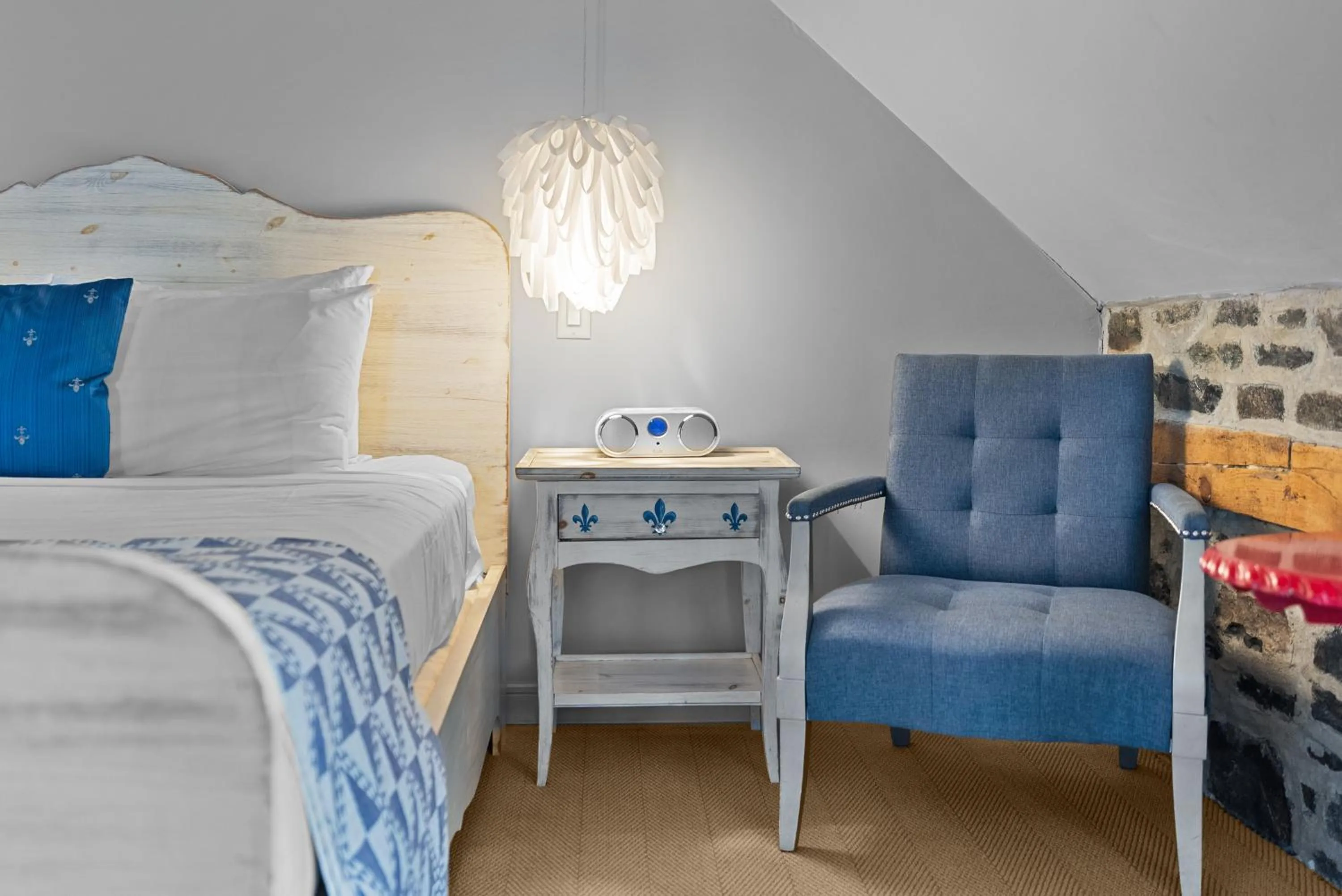 Bedroom, Bed in Auberge Place d'Armes - Par Aneyro