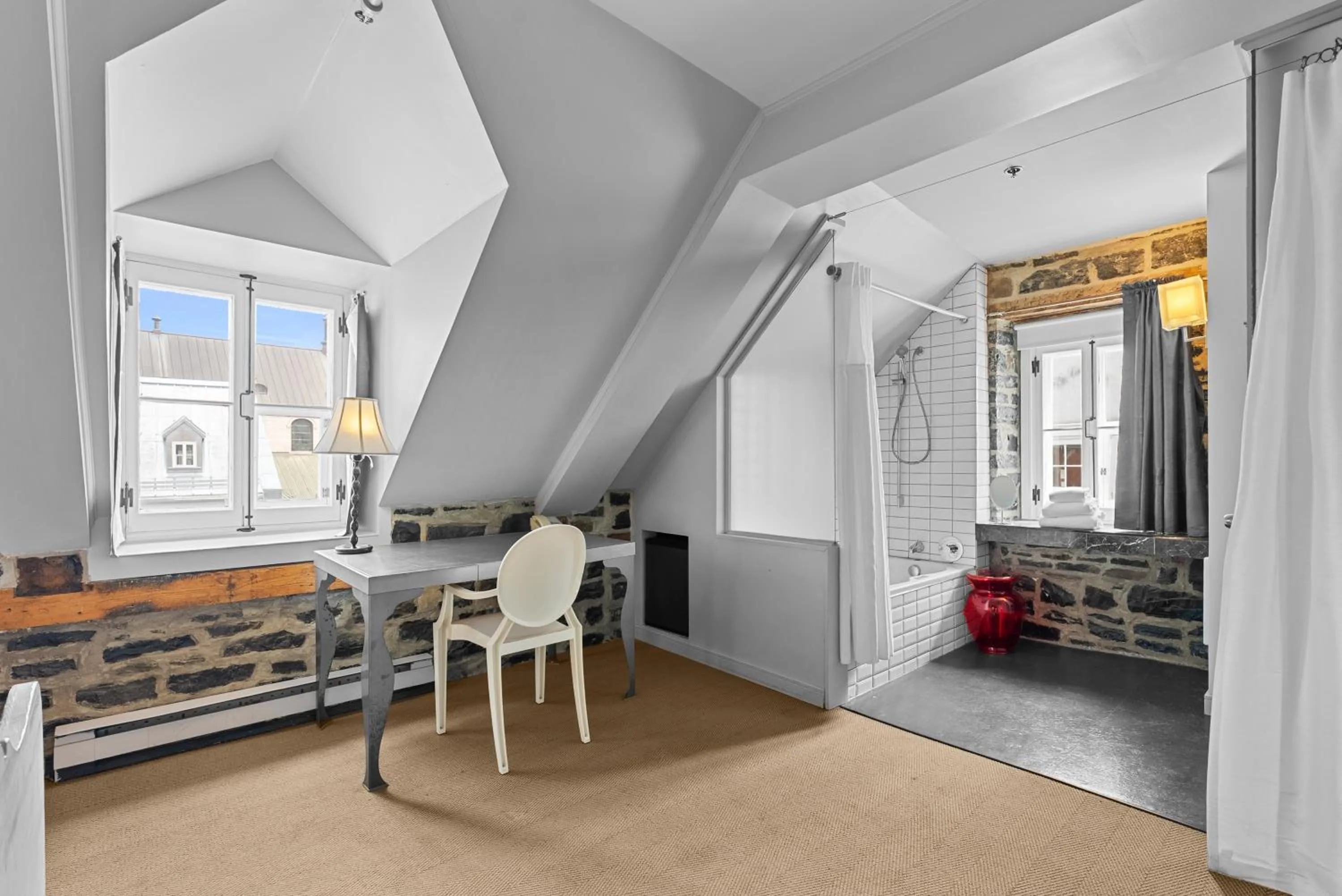 Bathroom, Bed in Auberge Place d'Armes - Par Aneyro