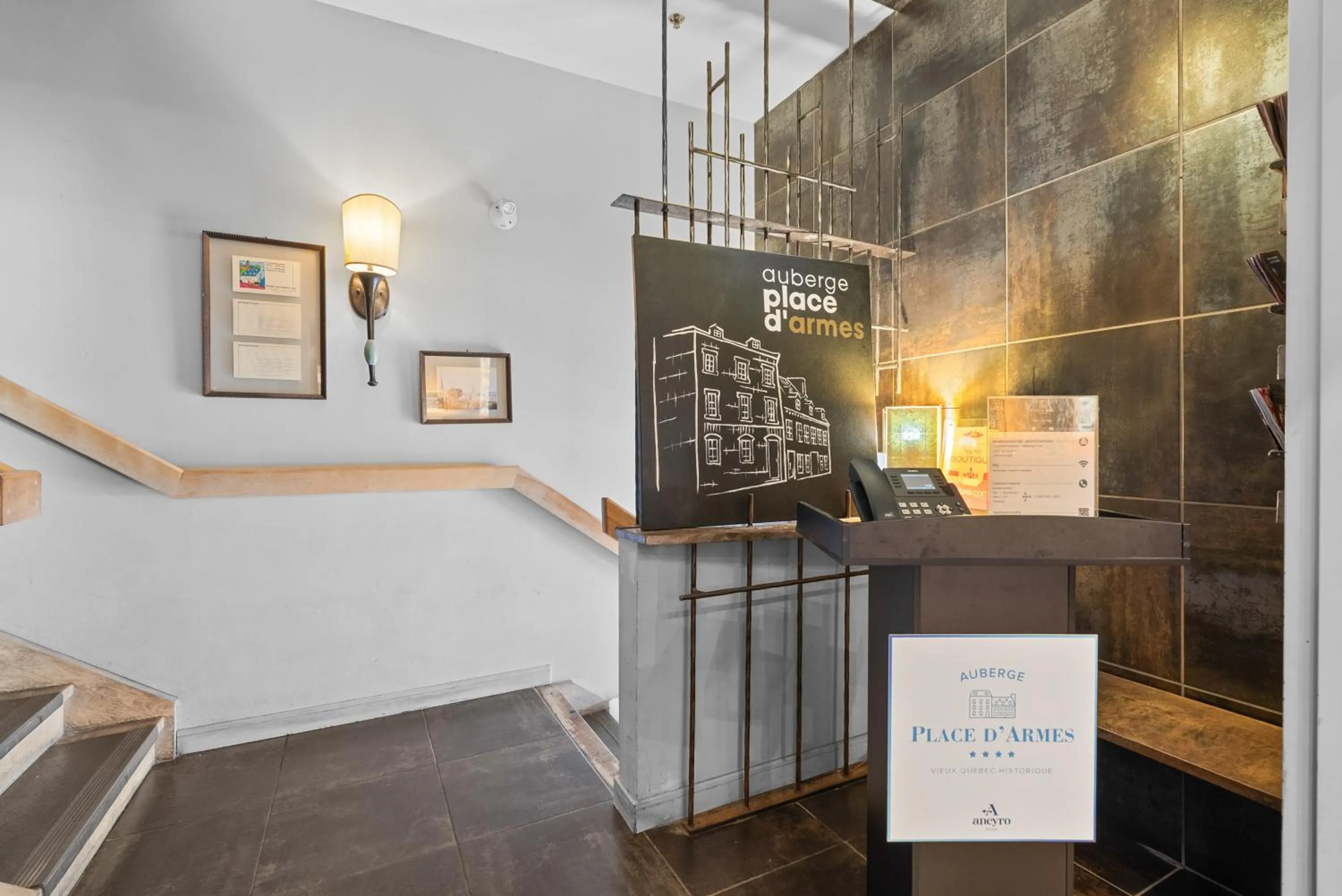 Facade/entrance in Auberge Place d'Armes - Par Aneyro