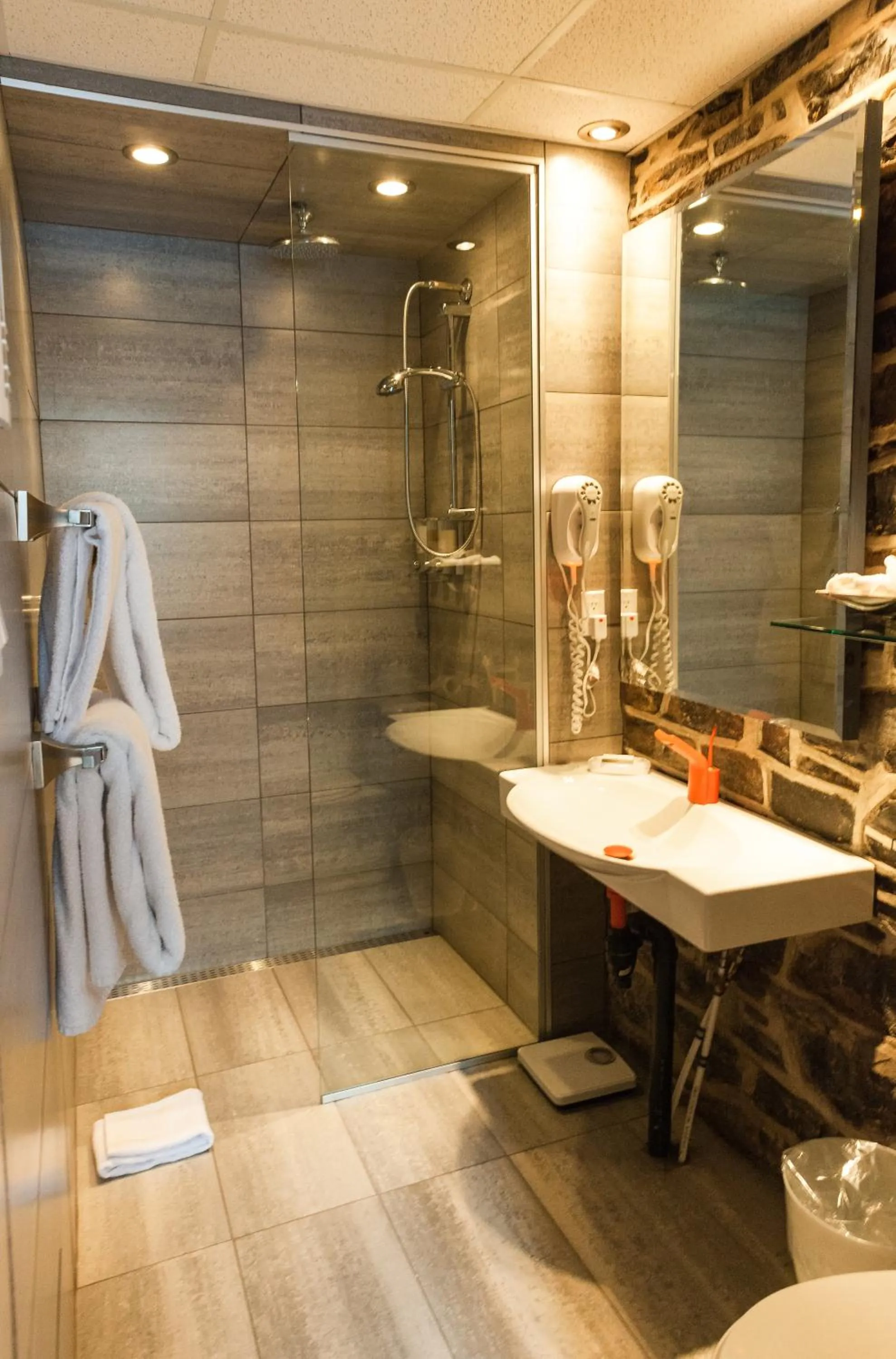 Bathroom in Auberge Place d'Armes - Par Aneyro