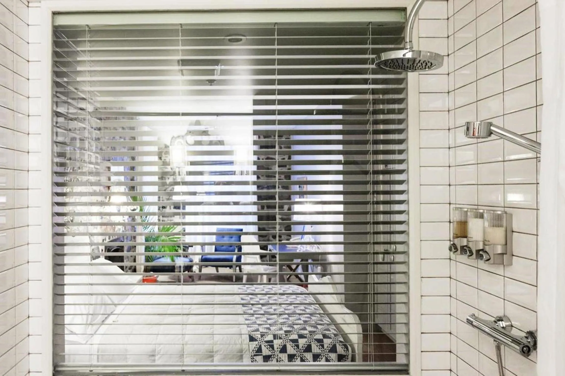 Shower in Auberge Place d'Armes - Par Aneyro