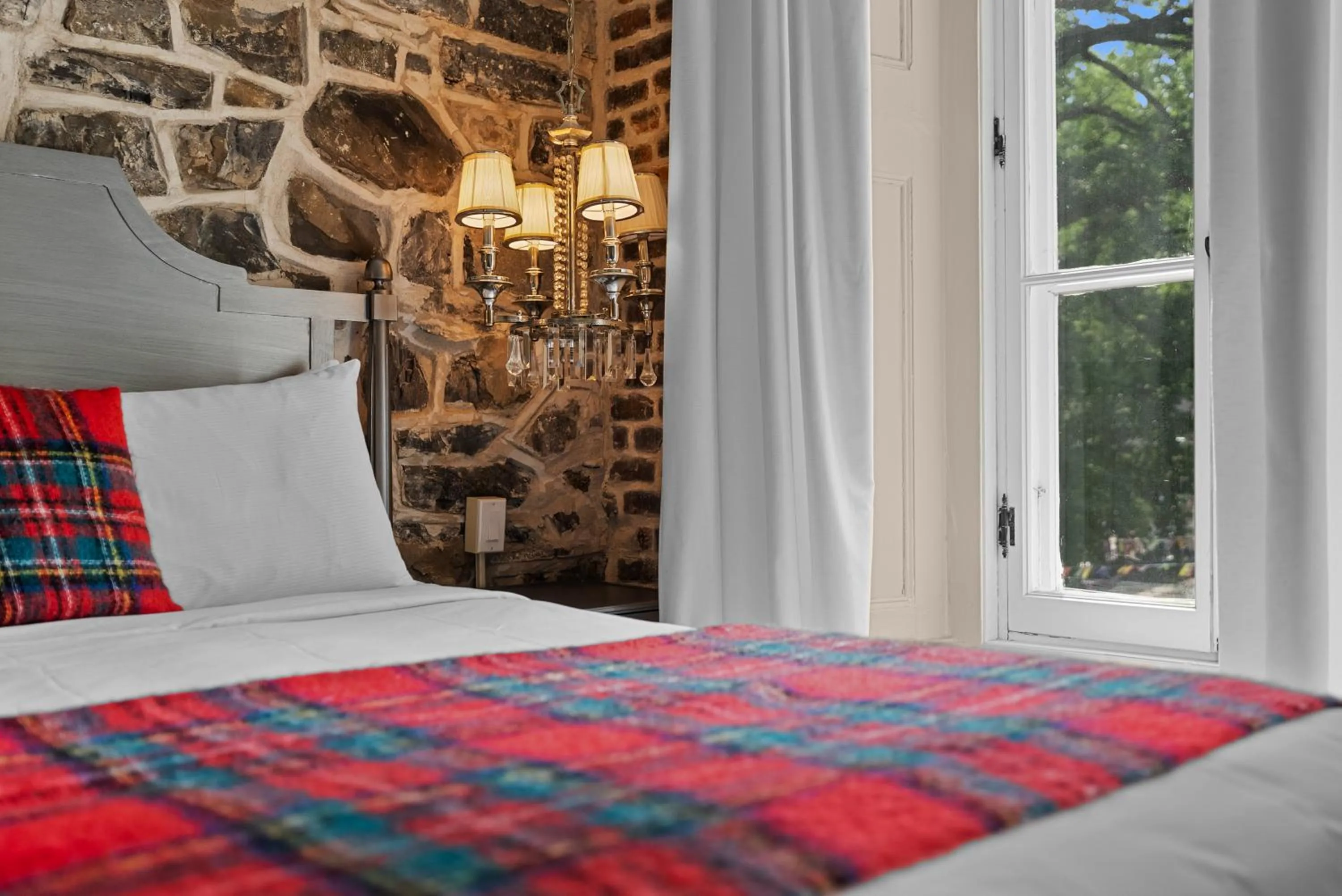 Bedroom, Bed in Auberge Place d'Armes - Par Aneyro