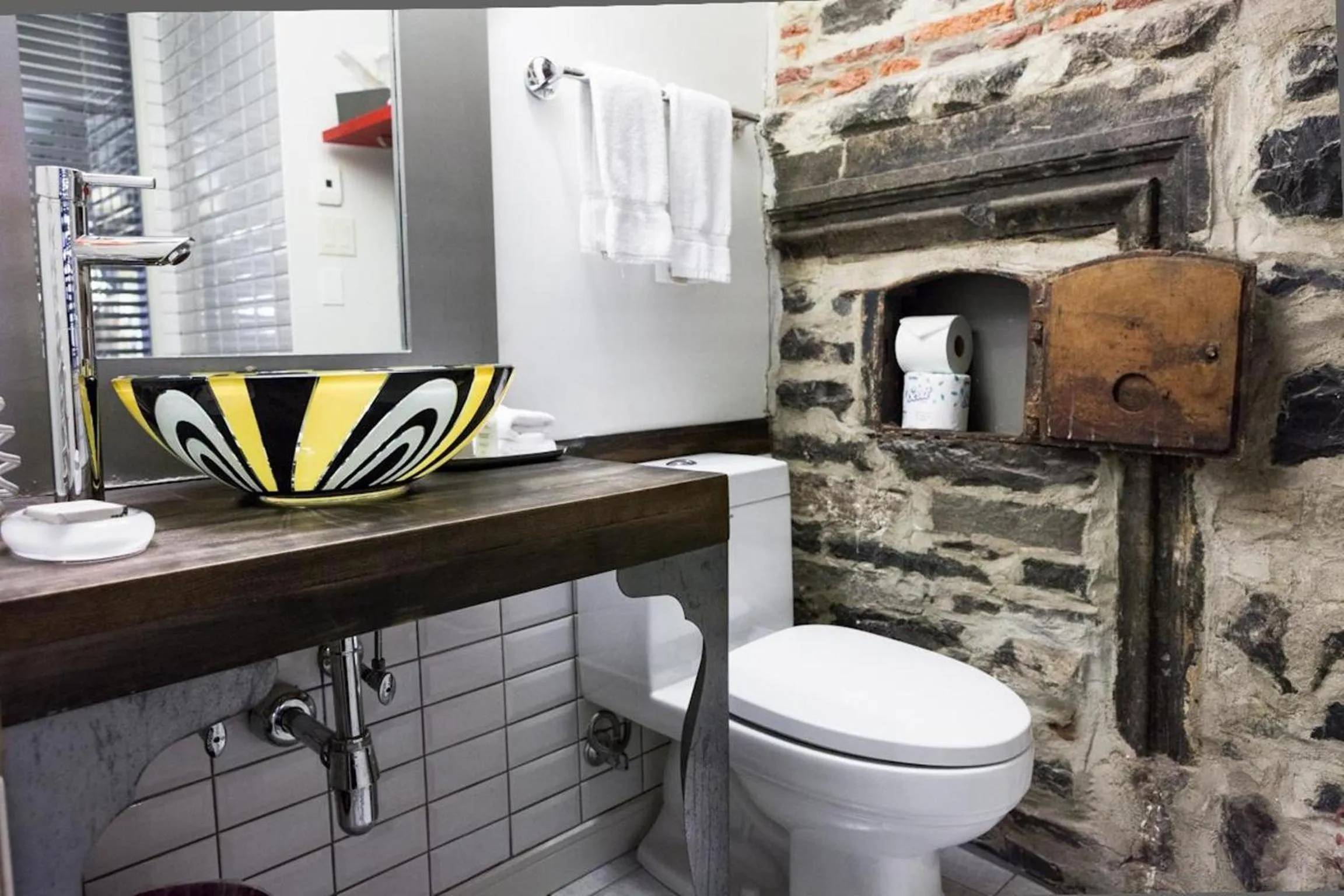 Toilet in Auberge Place d'Armes - Par Aneyro