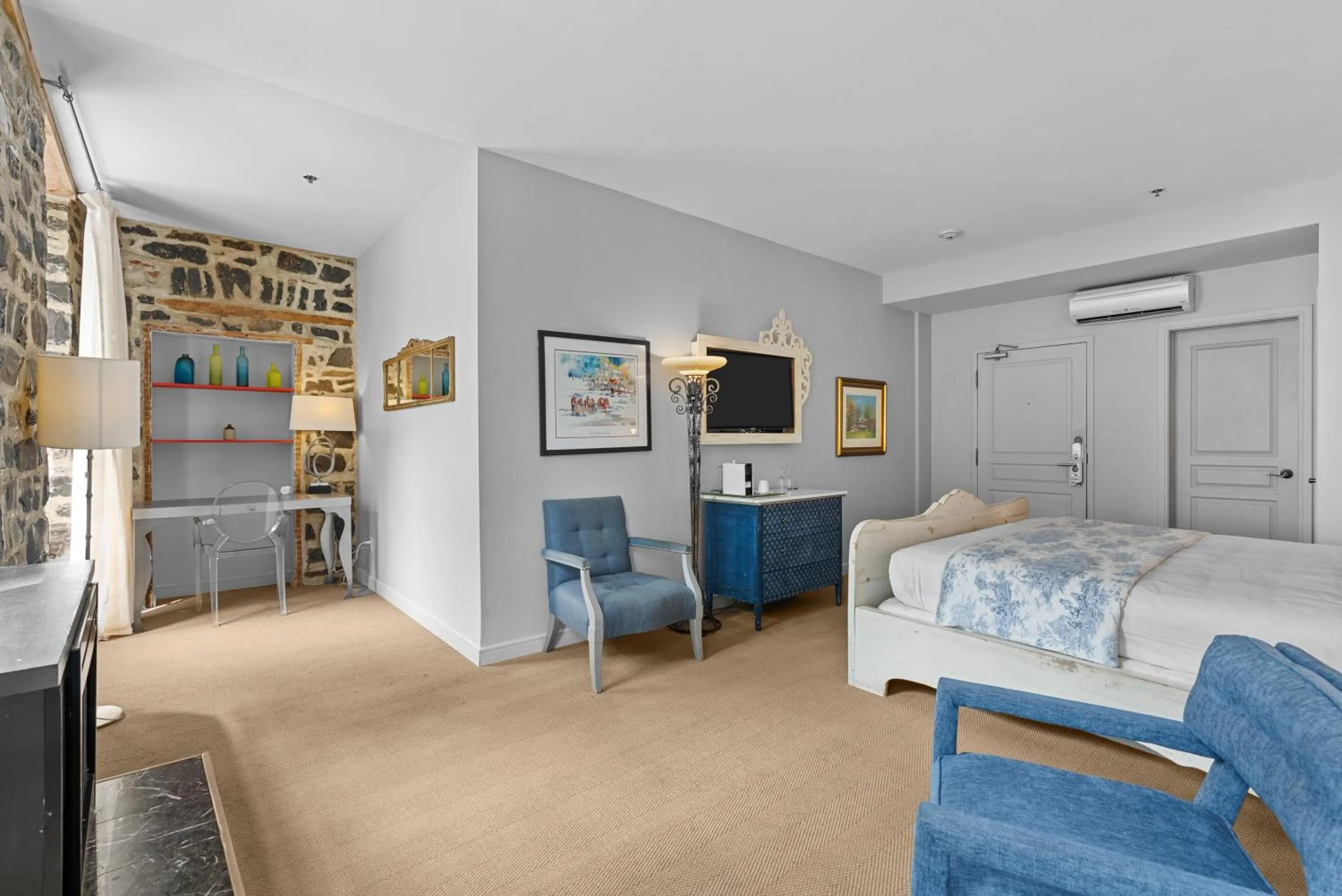 Bedroom, Bed in Auberge Place d'Armes - Par Aneyro