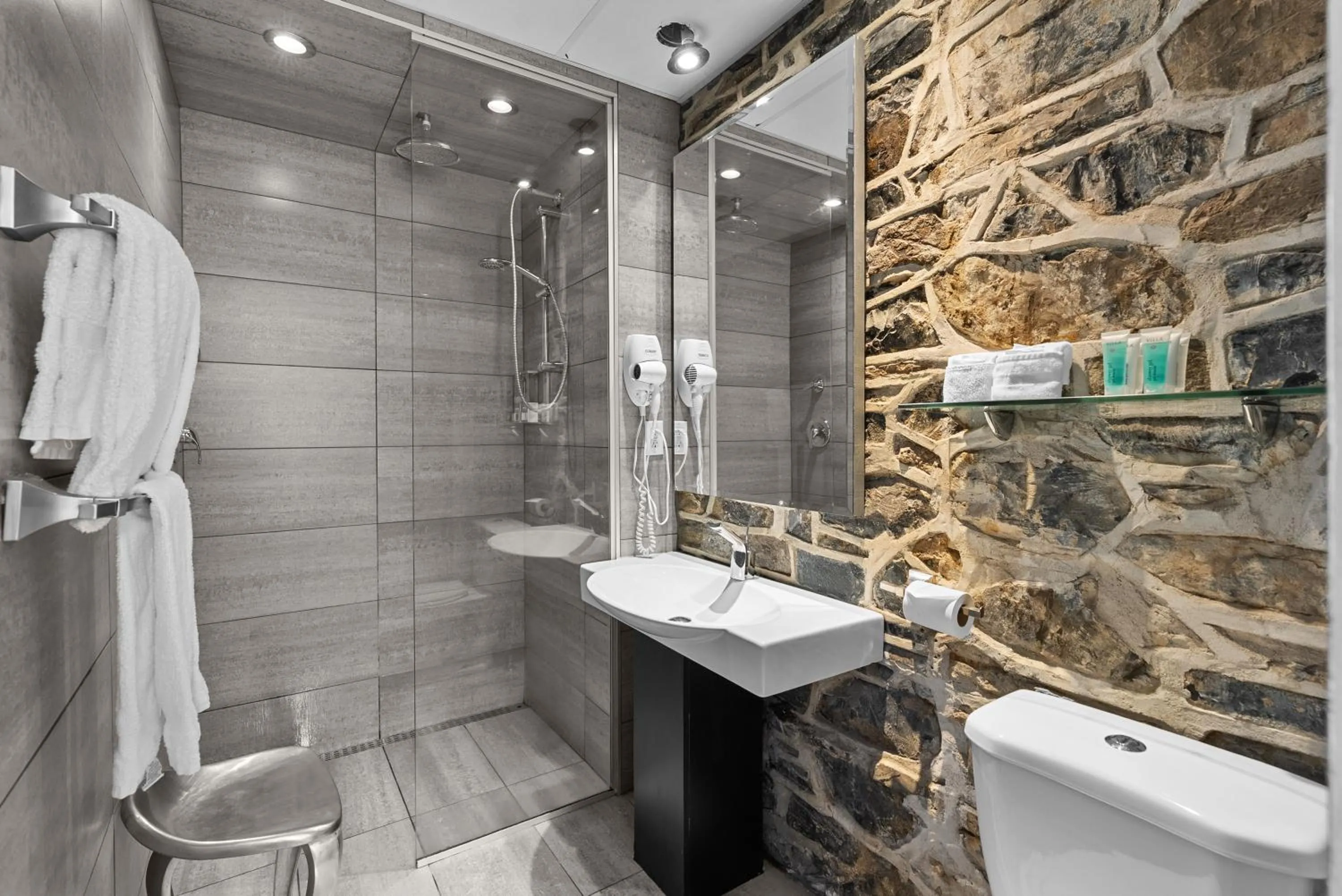 Bathroom in Auberge Place d'Armes - Par Aneyro