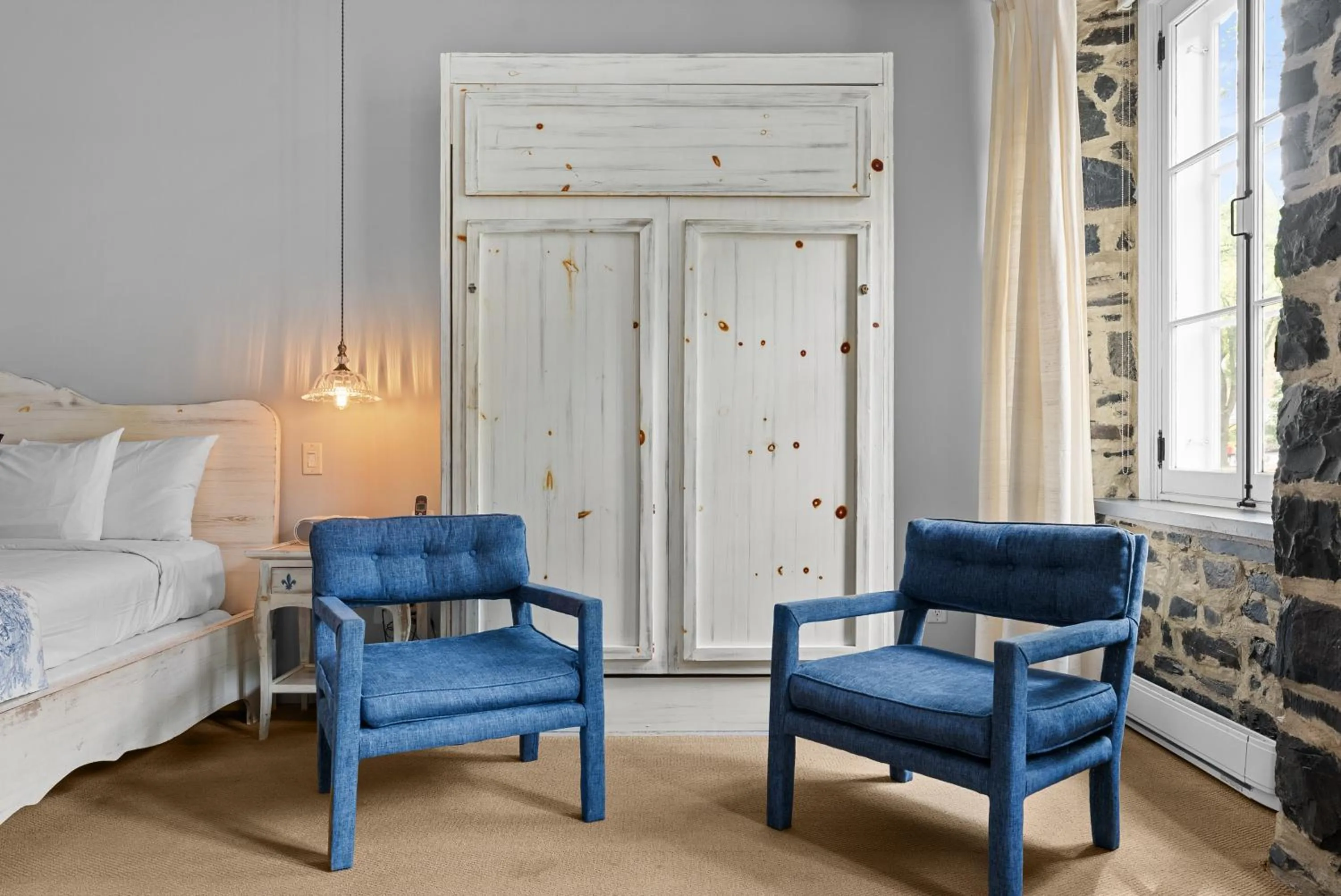 Bedroom, Bed in Auberge Place d'Armes - Par Aneyro