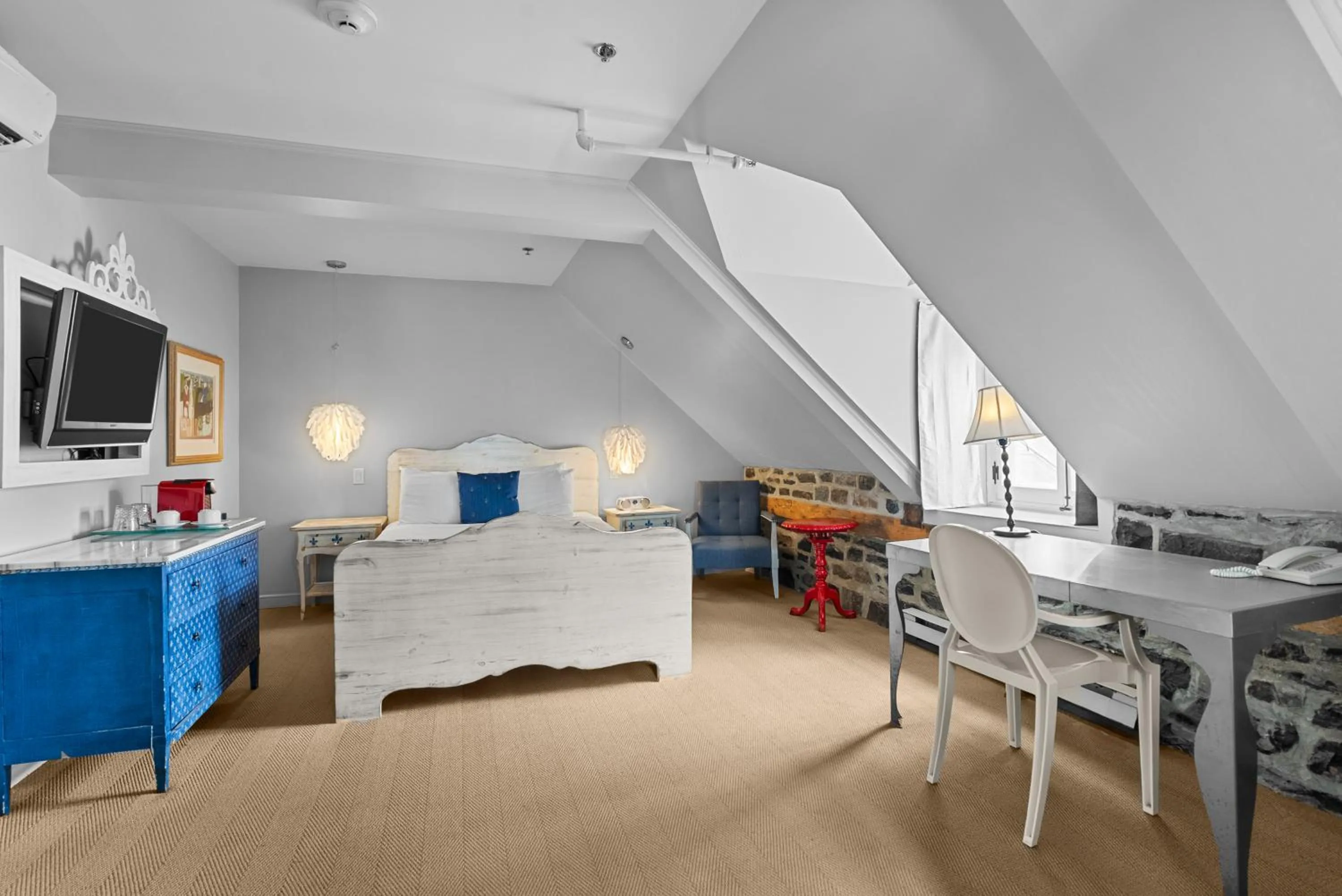 Bedroom, Bed in Auberge Place d'Armes - Par Aneyro