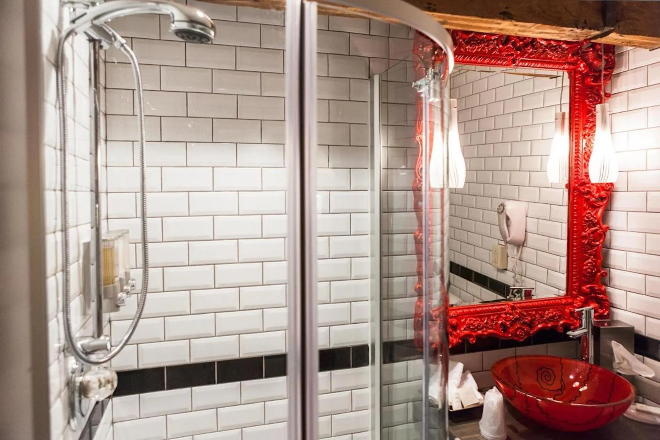 Shower in Auberge Place d'Armes - Par Aneyro