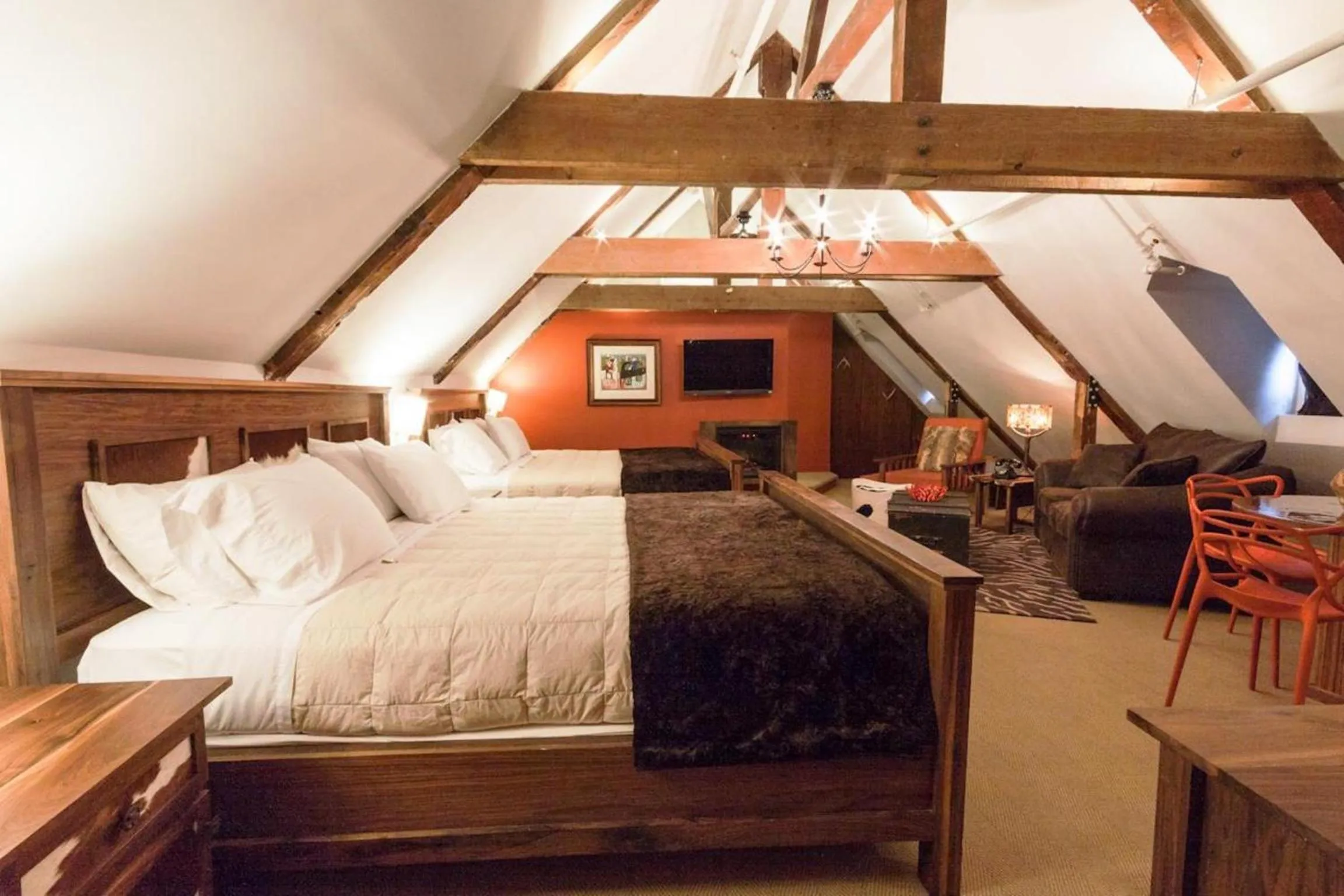 Photo of the whole room, Bed in Auberge Place d'Armes - Par Aneyro