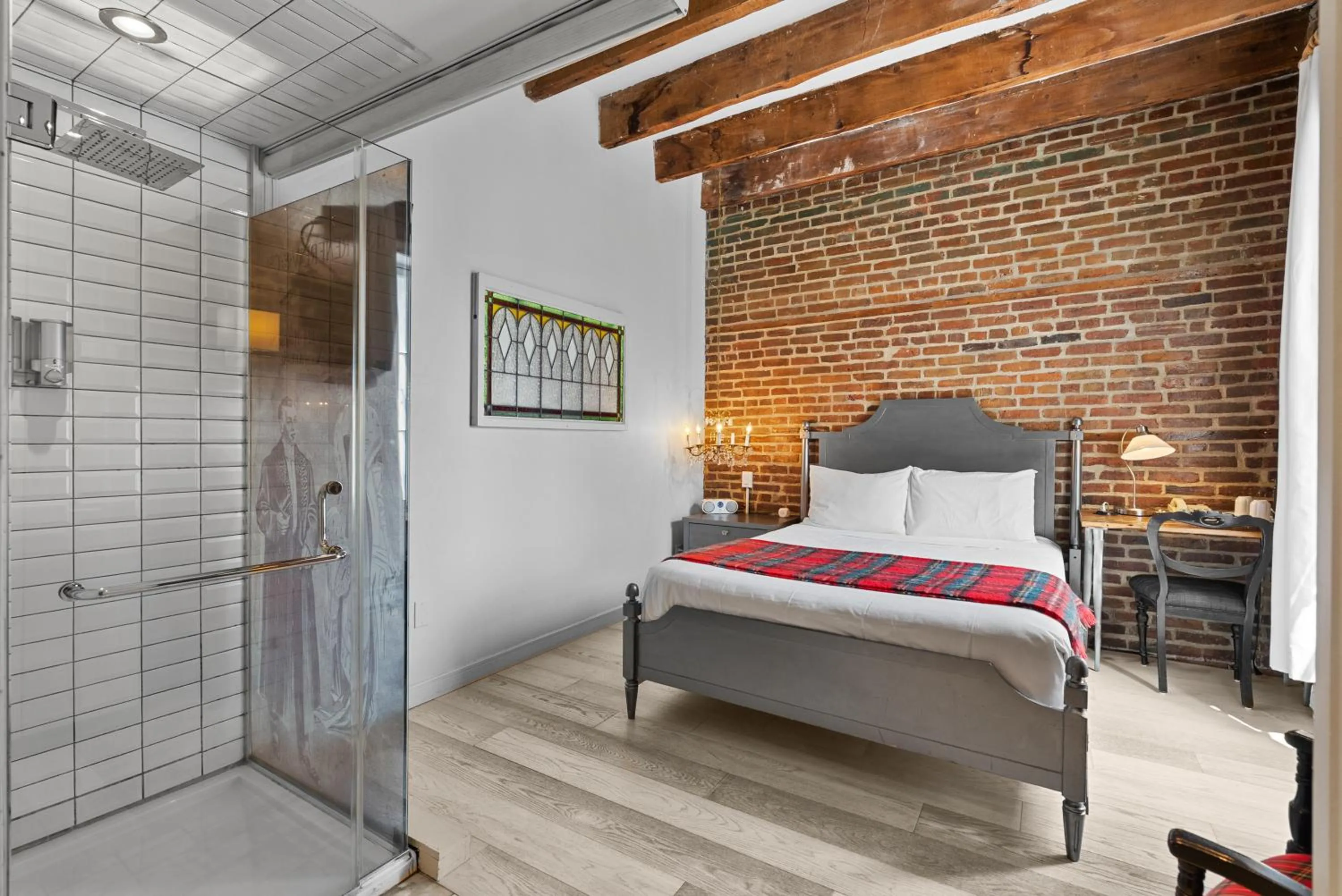 Photo of the whole room, Bed in Auberge Place d'Armes - Par Aneyro