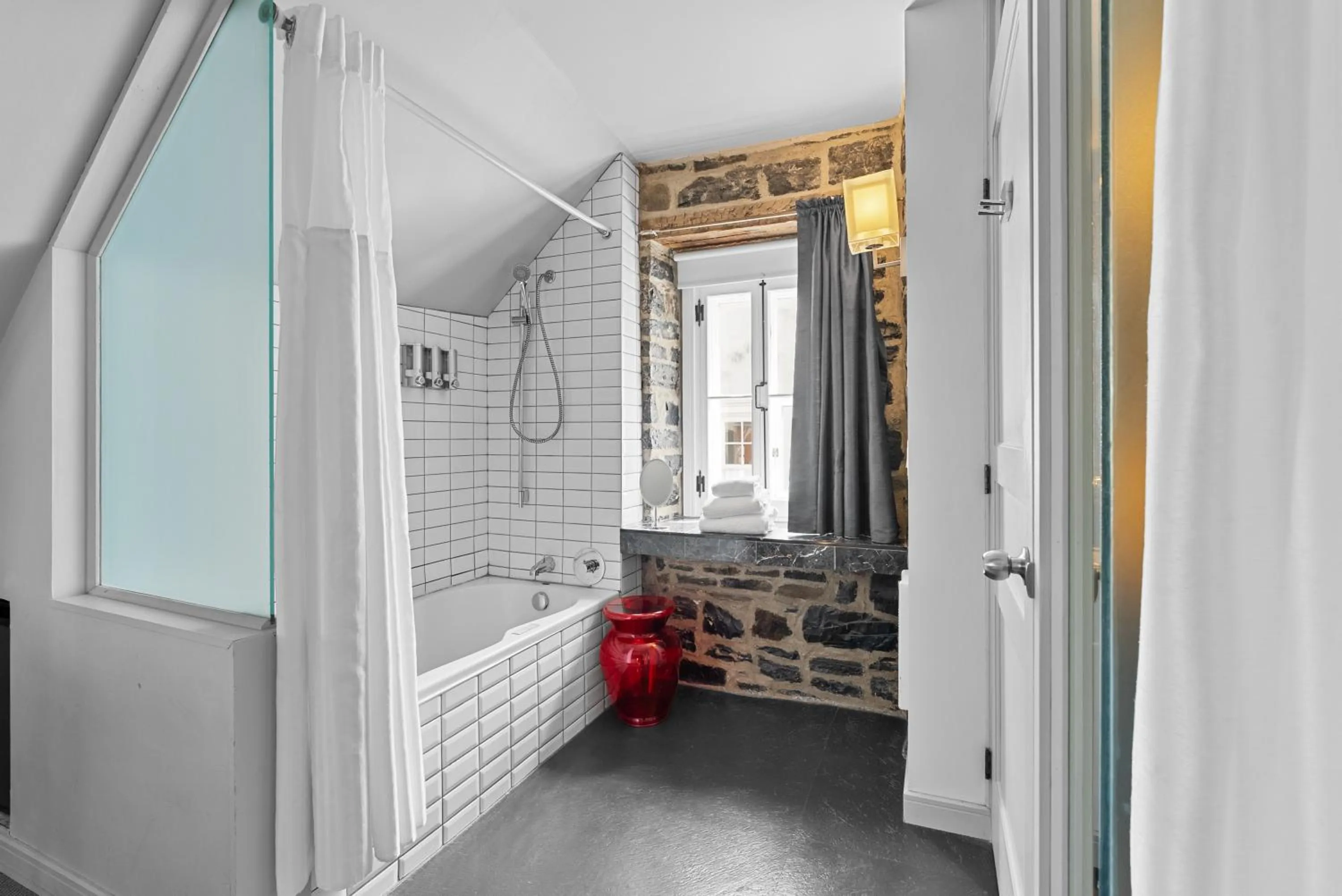 Bathroom in Auberge Place d'Armes - Par Aneyro