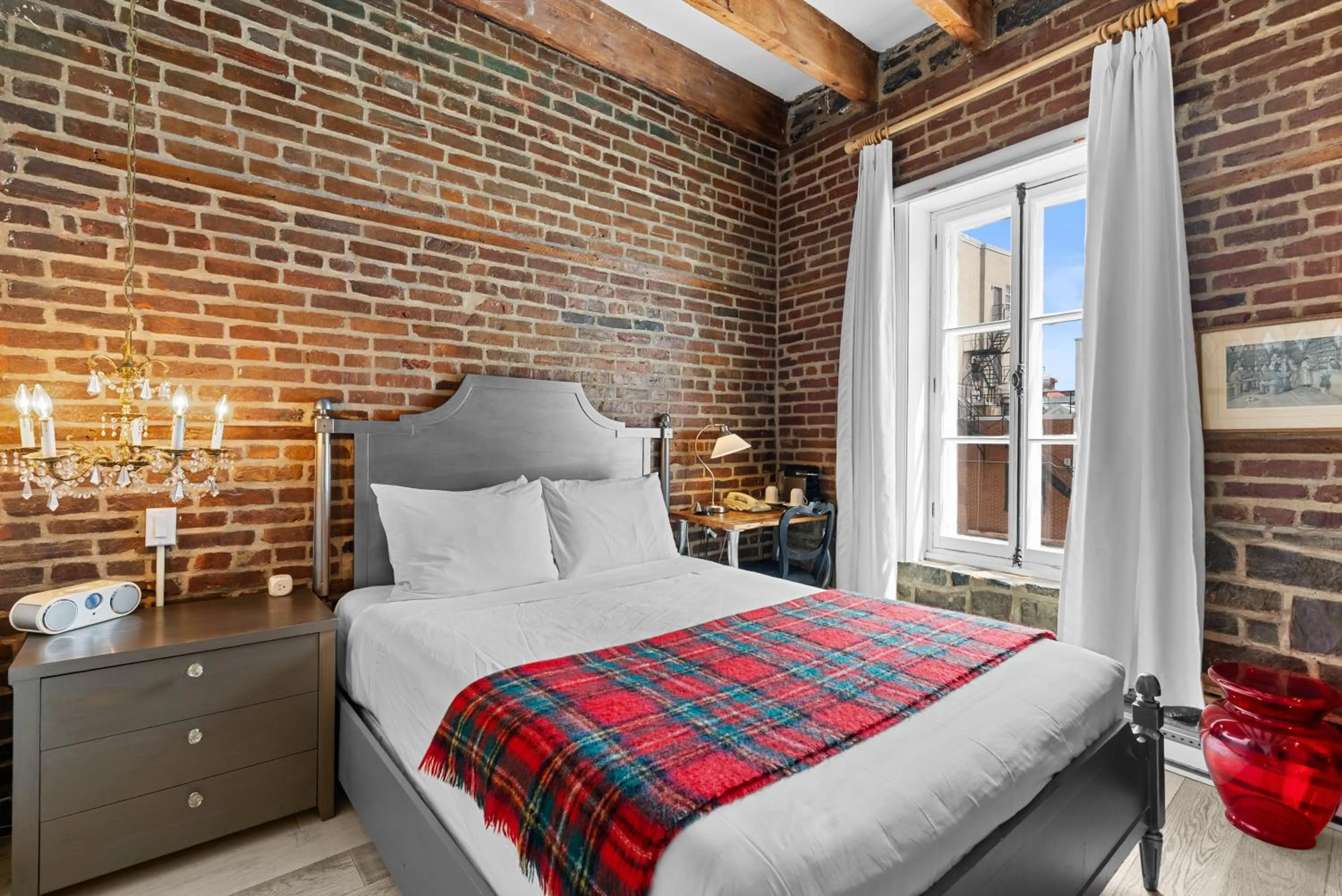 Bedroom, Bed in Auberge Place d'Armes - Par Aneyro