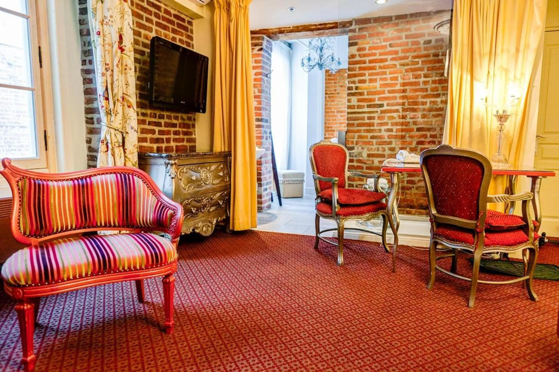 TV and multimedia in Auberge Place d'Armes - Par Aneyro