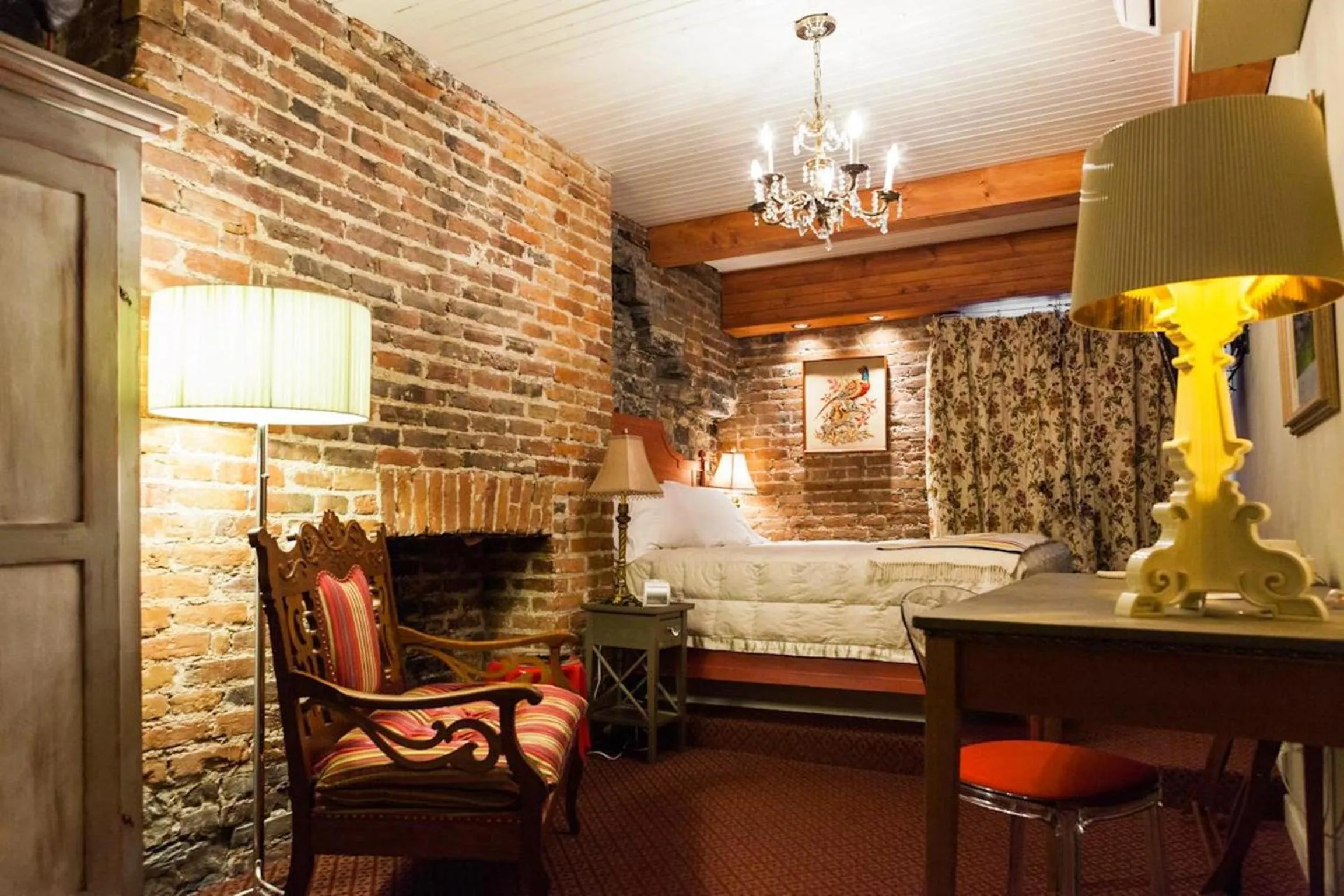 Bed in Auberge Place d'Armes - Par Aneyro