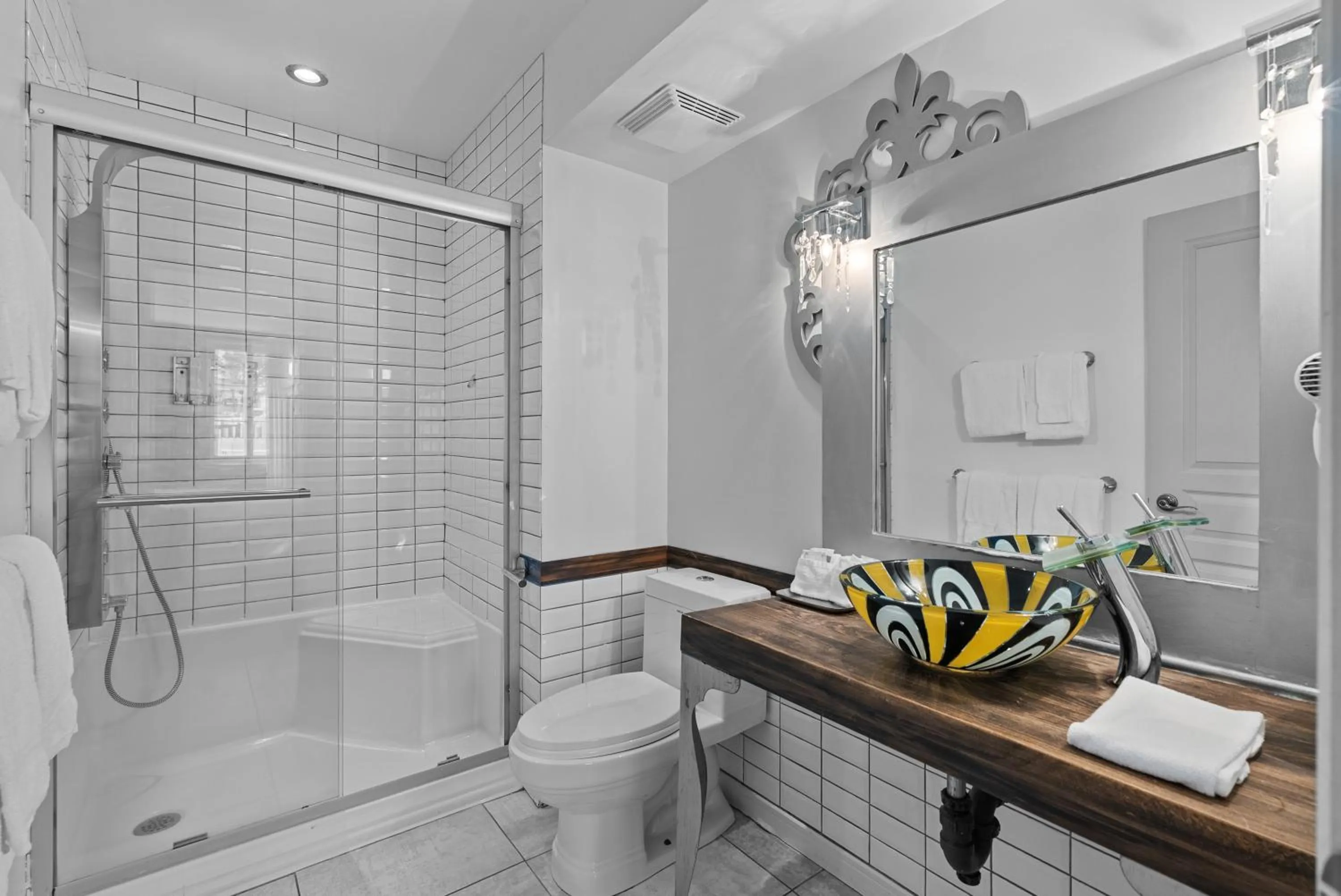 Bathroom in Auberge Place d'Armes - Par Aneyro