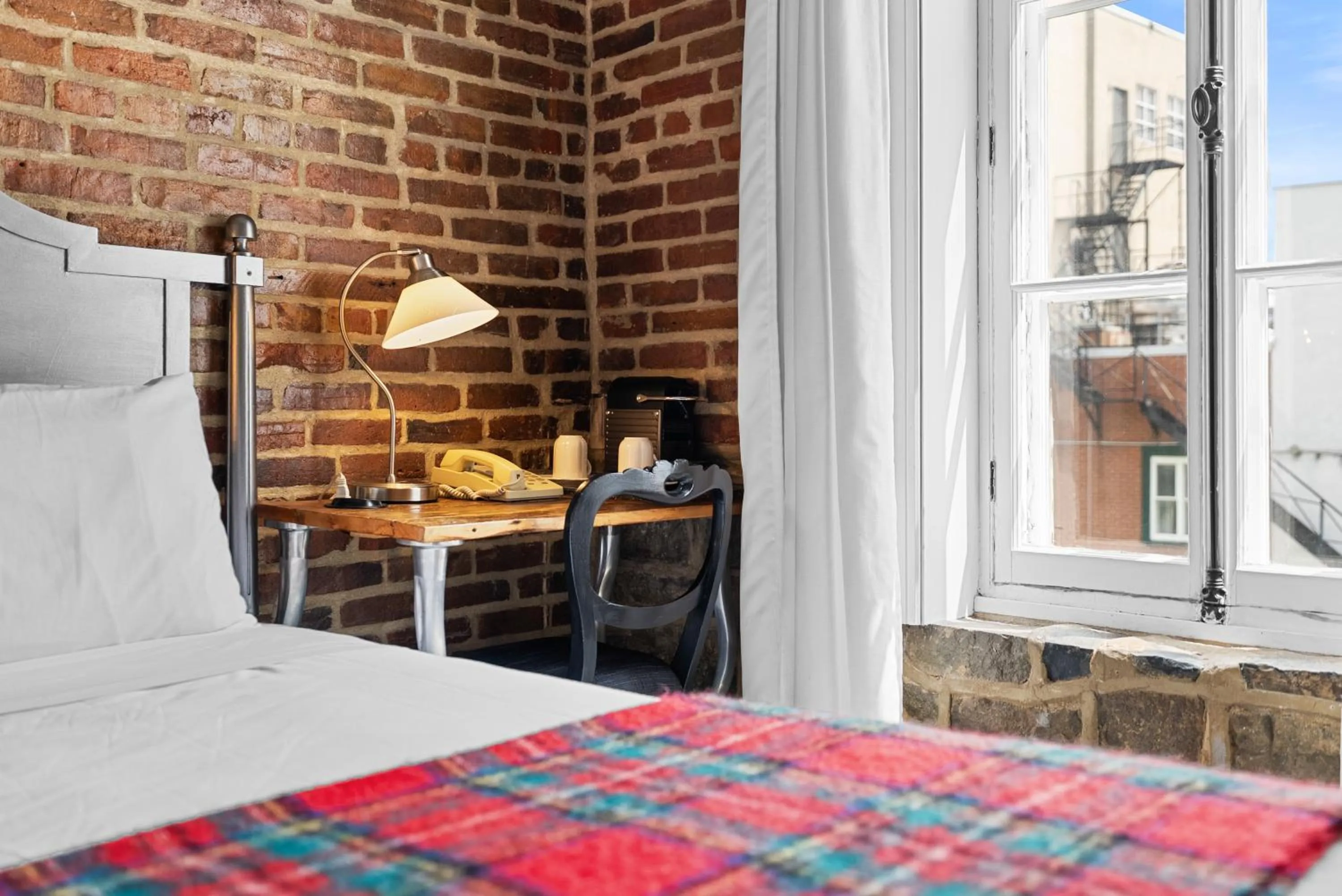 Bedroom, Bed in Auberge Place d'Armes - Par Aneyro