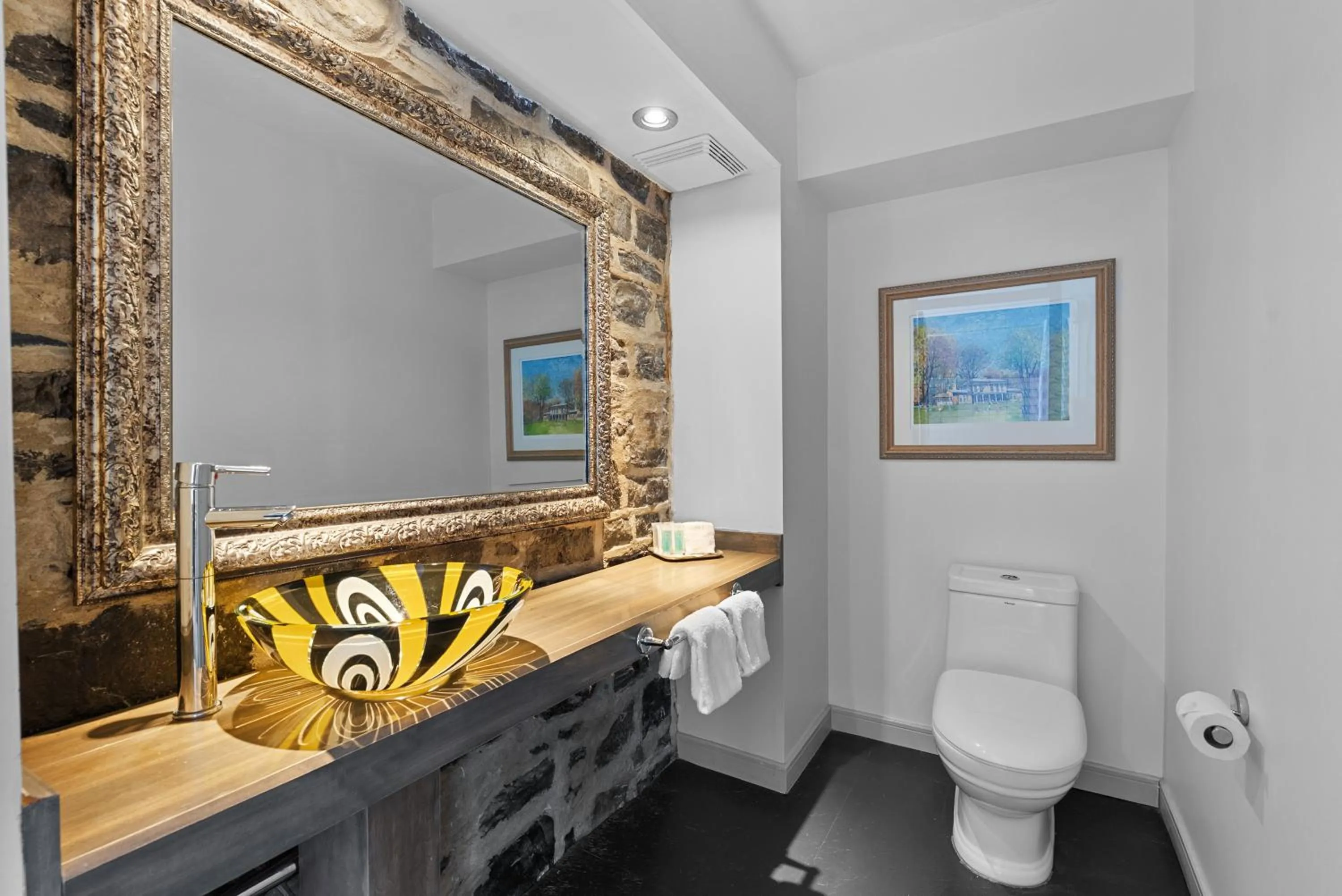 Bathroom in Auberge Place d'Armes - Par Aneyro