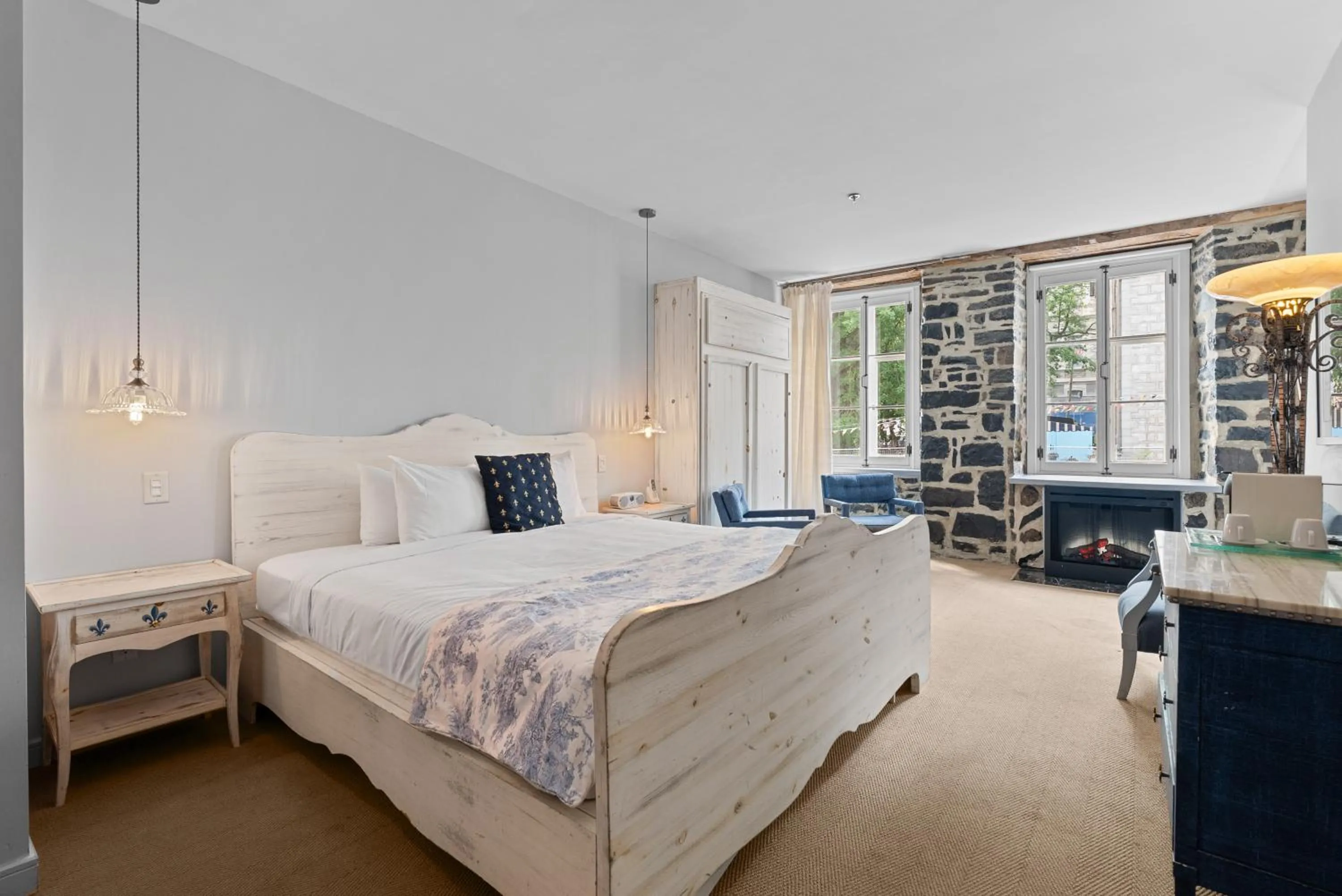 Bedroom, Bed in Auberge Place d'Armes - Par Aneyro