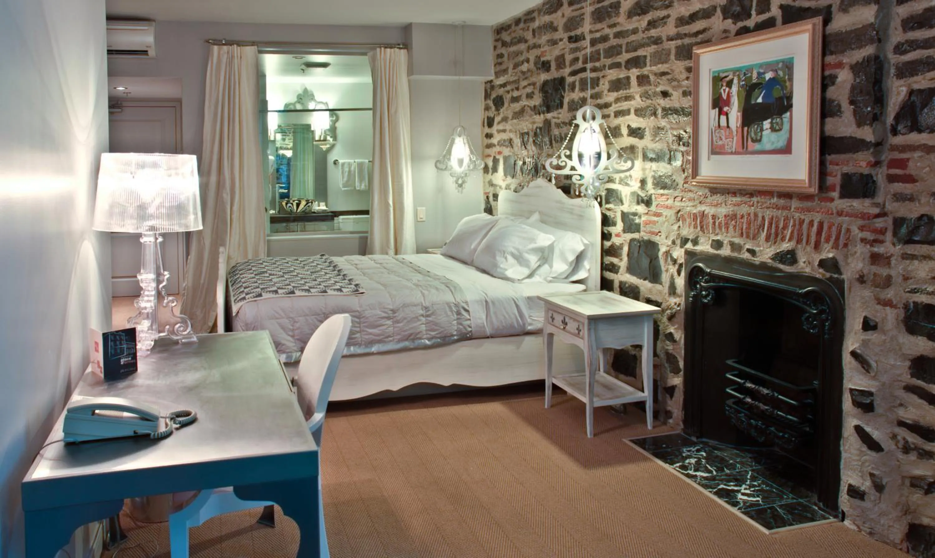 Photo of the whole room, Bed in Auberge Place d'Armes - Par Aneyro