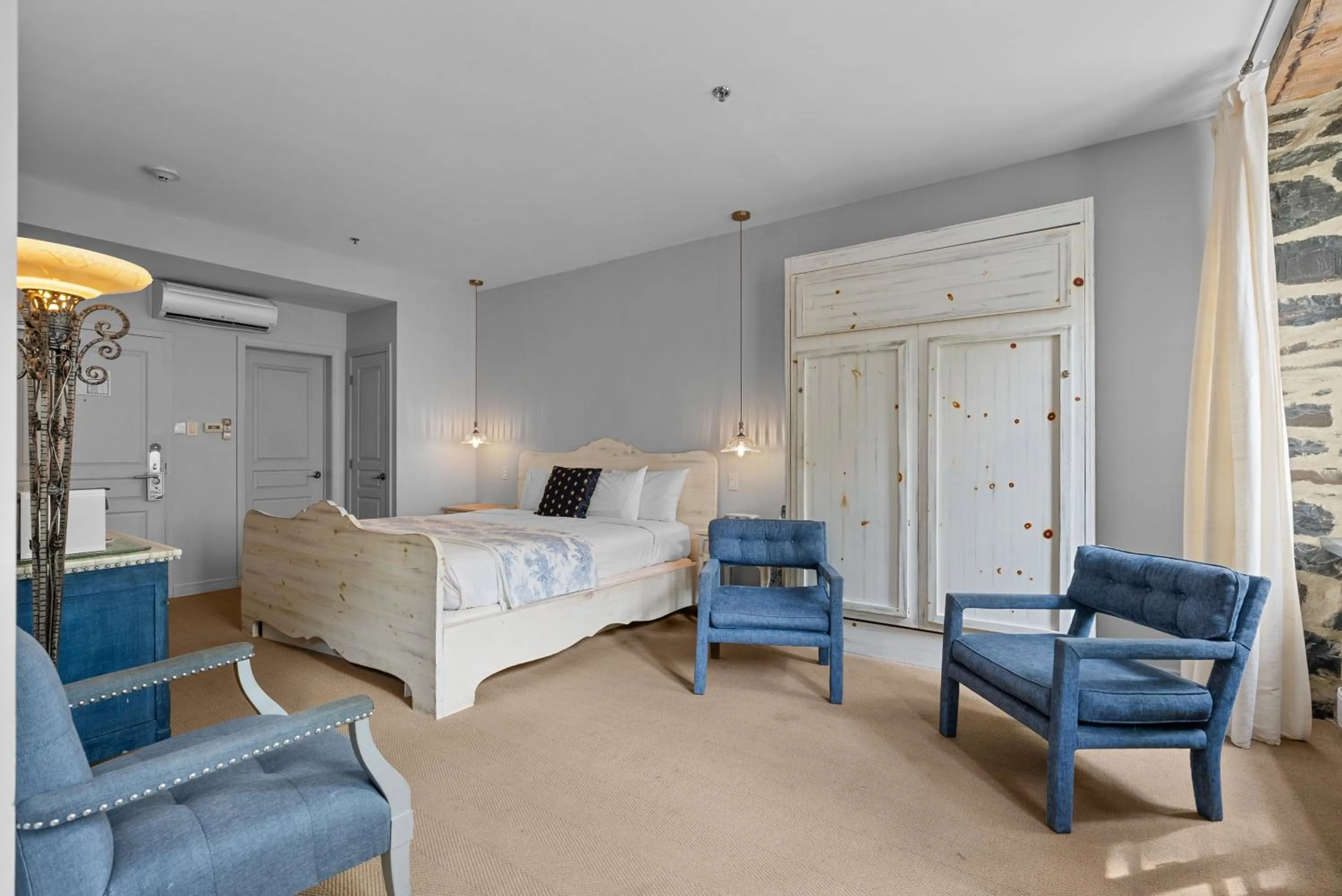 Bedroom in Auberge Place d'Armes - Par Aneyro