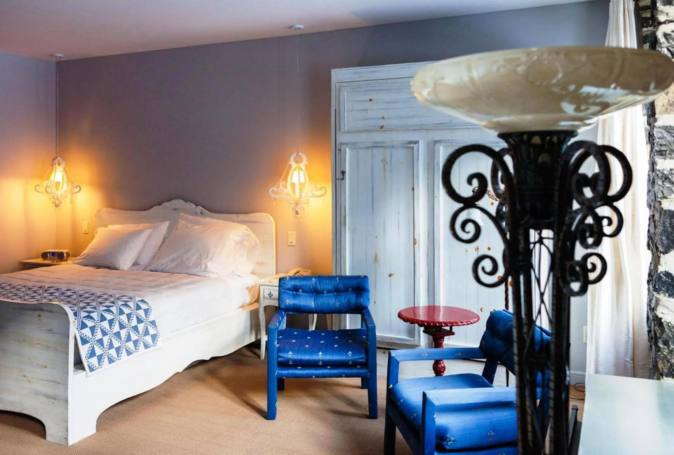 Photo of the whole room, Bed in Auberge Place d'Armes - Par Aneyro