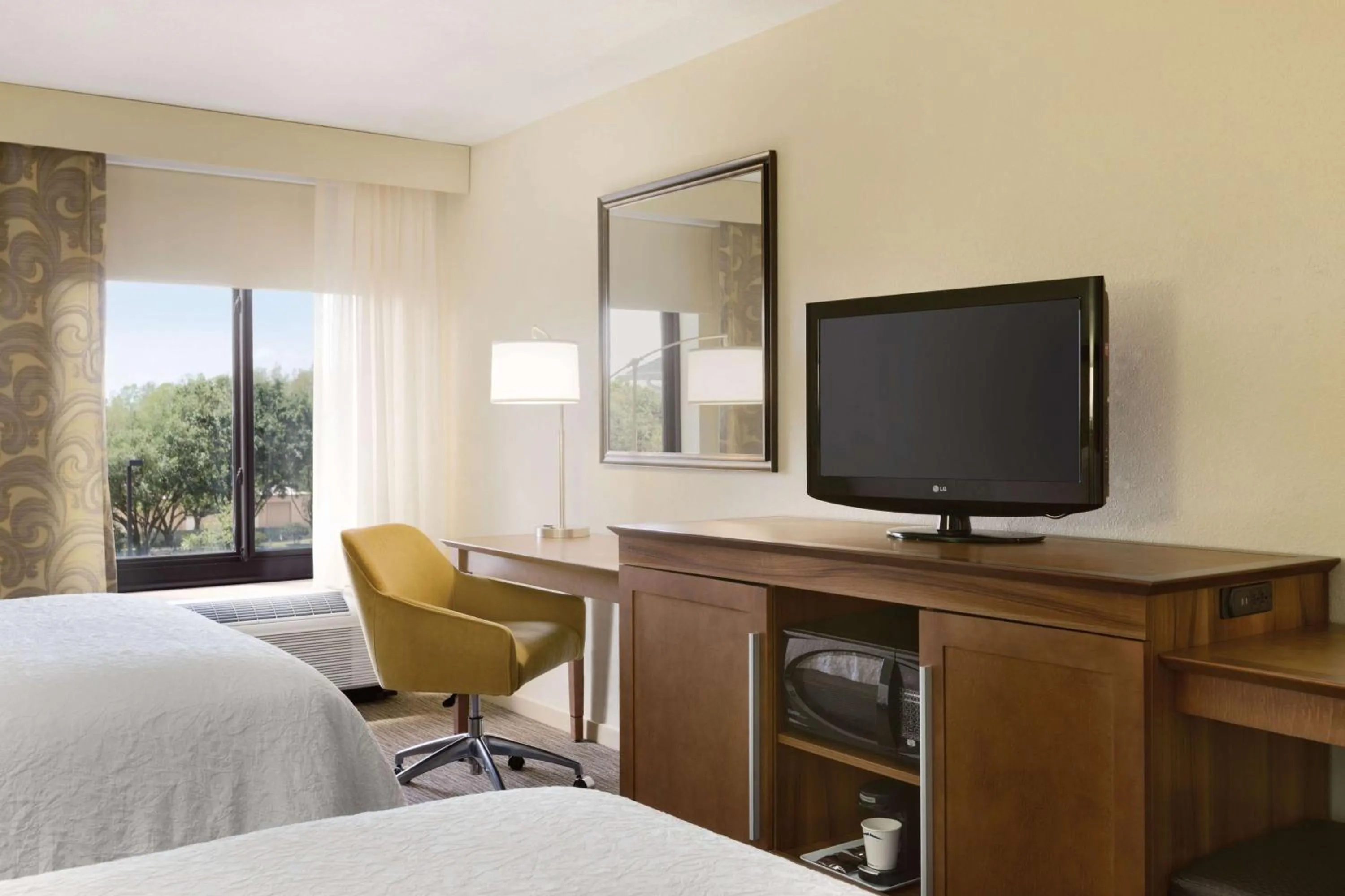 Bed in Hampton Inn & Suites Tarpon Springs