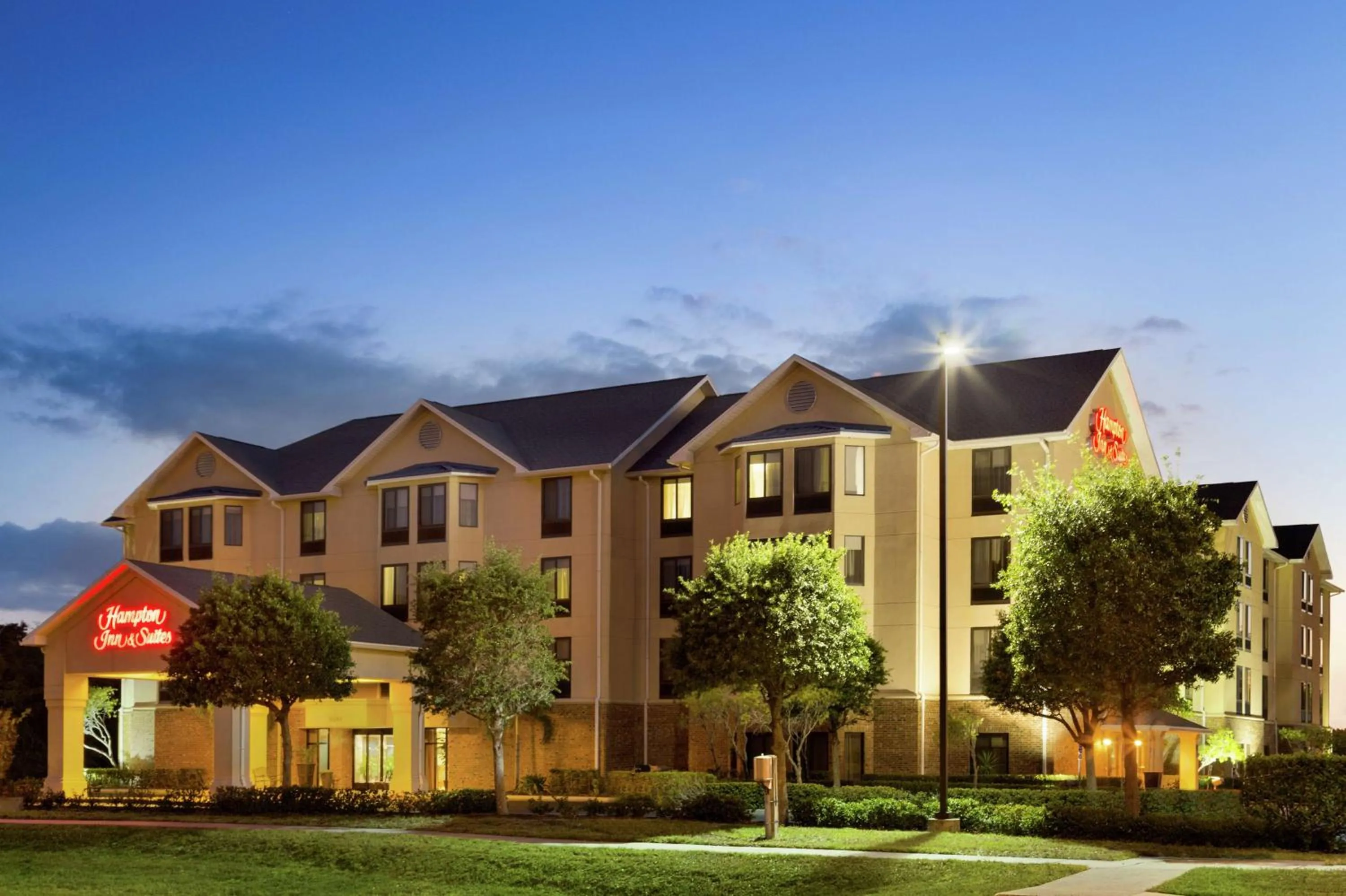 Property building in Hampton Inn & Suites Tarpon Springs