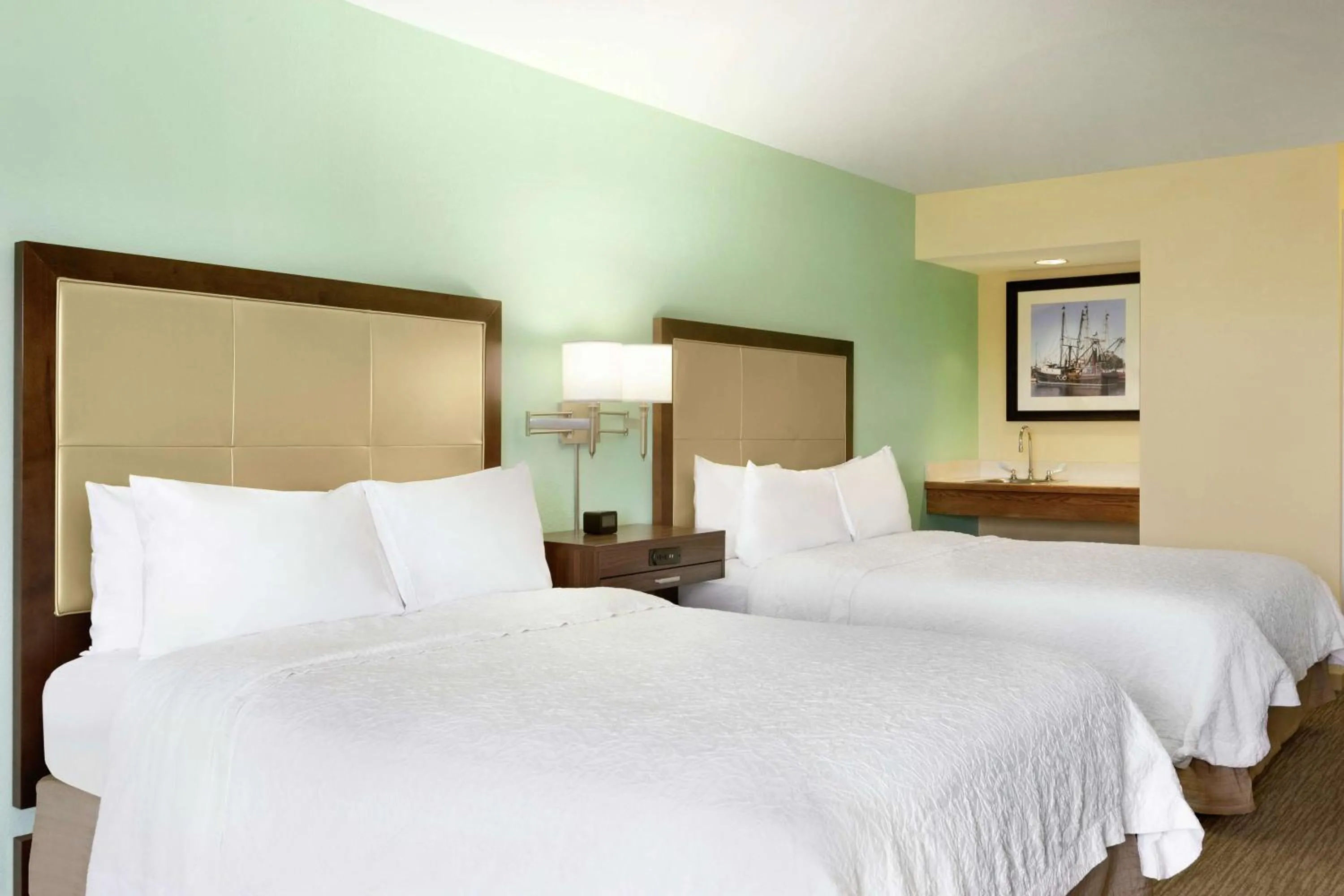 Bed in Hampton Inn & Suites Tarpon Springs