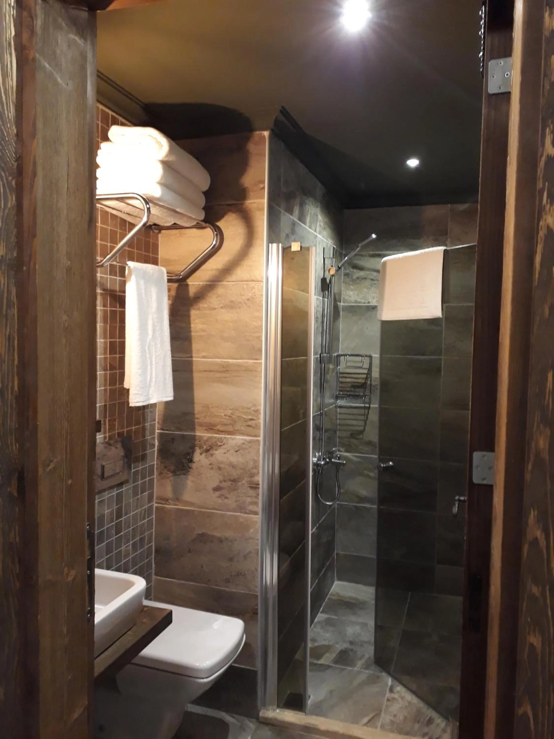 Shower in THE SARIGERME INN