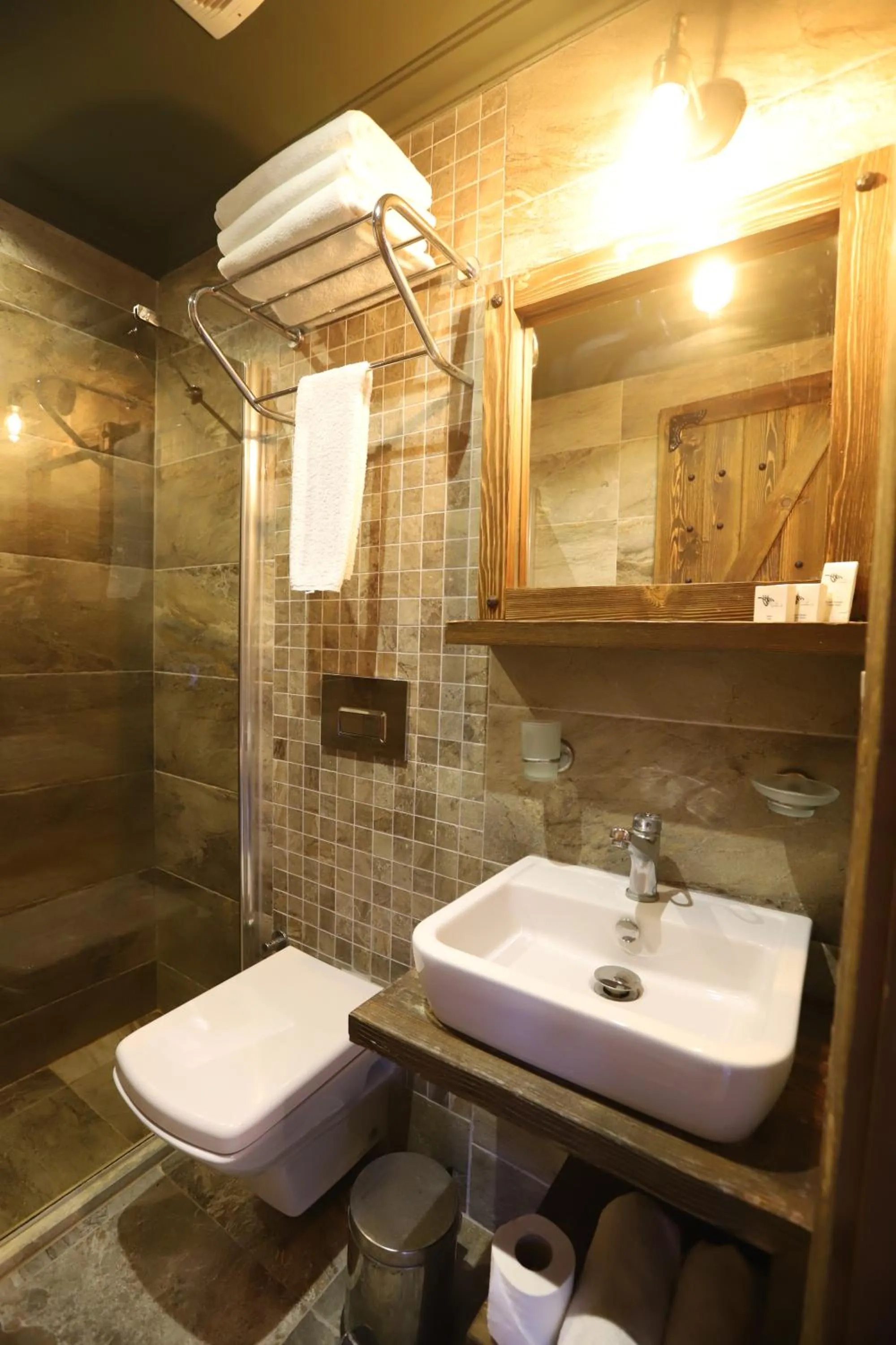 Shower in THE SARIGERME INN