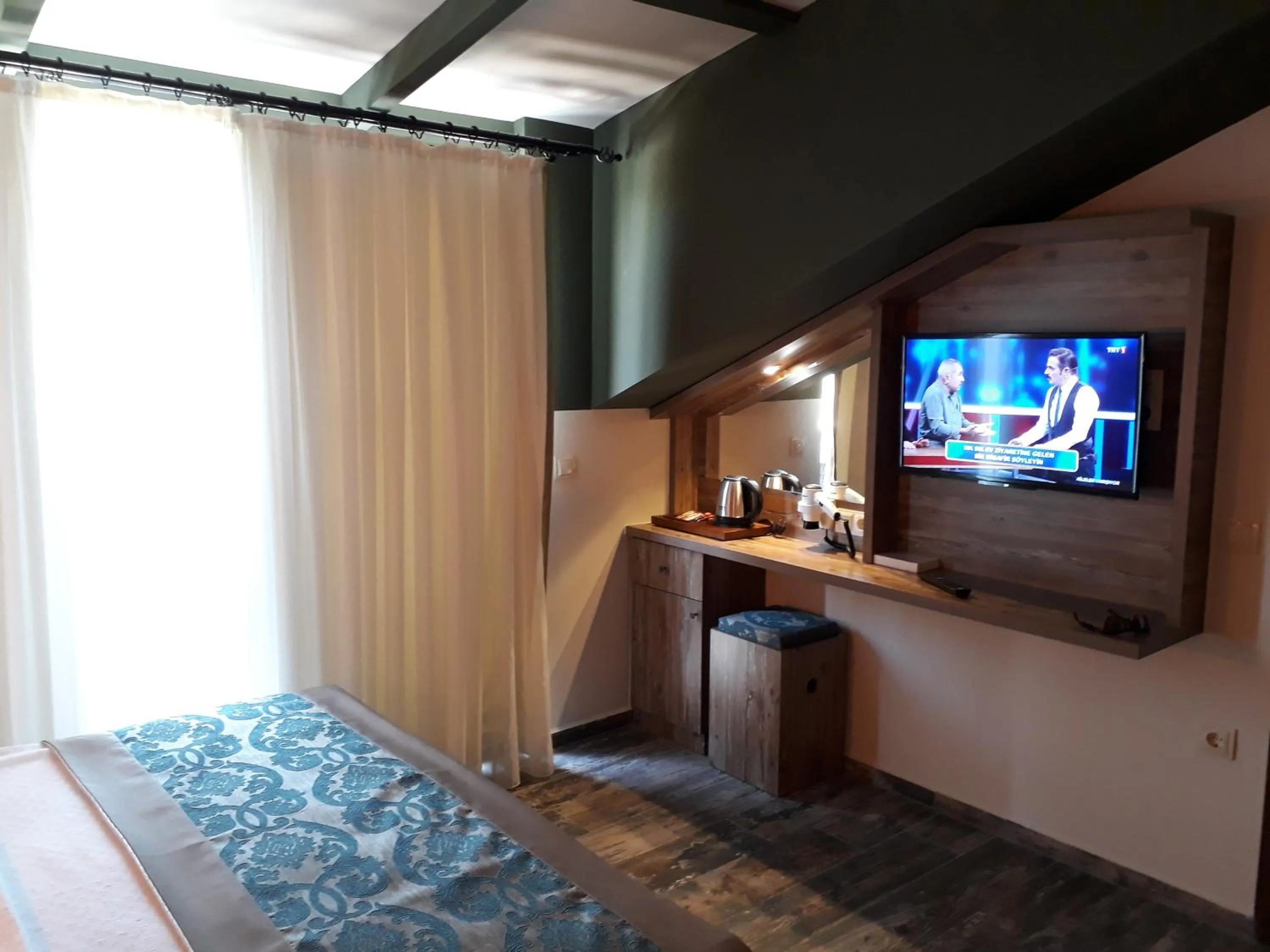 Communal lounge/ TV room in THE SARIGERME INN