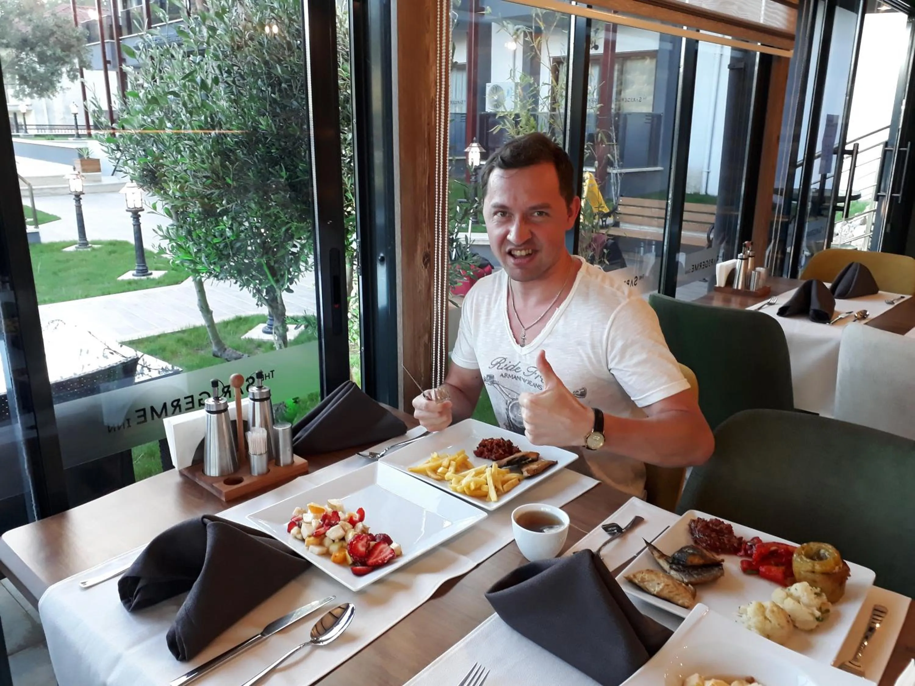 Restaurant/places to eat in THE SARIGERME INN