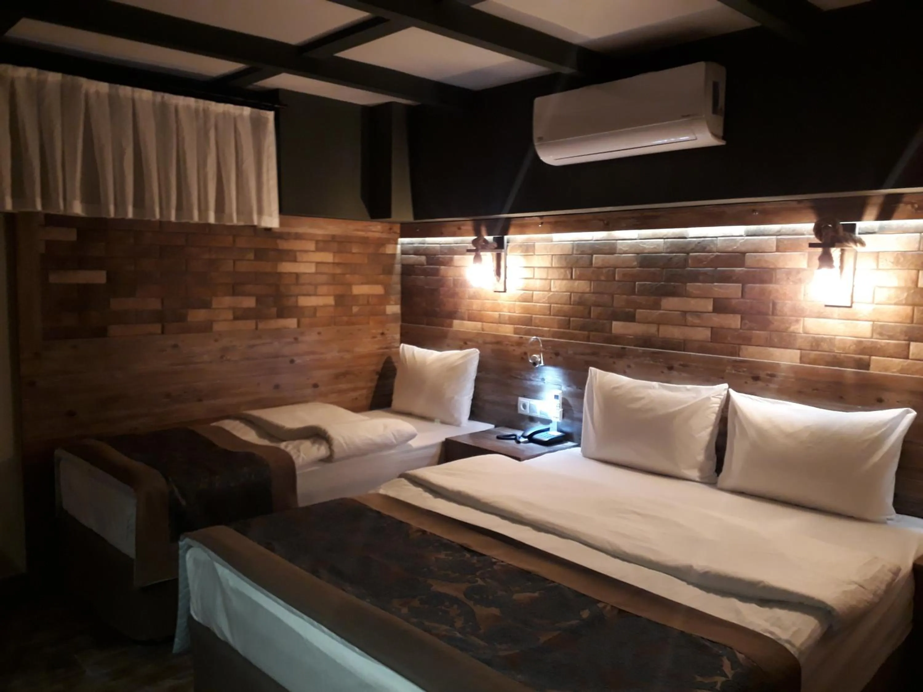 Bed in THE SARIGERME INN