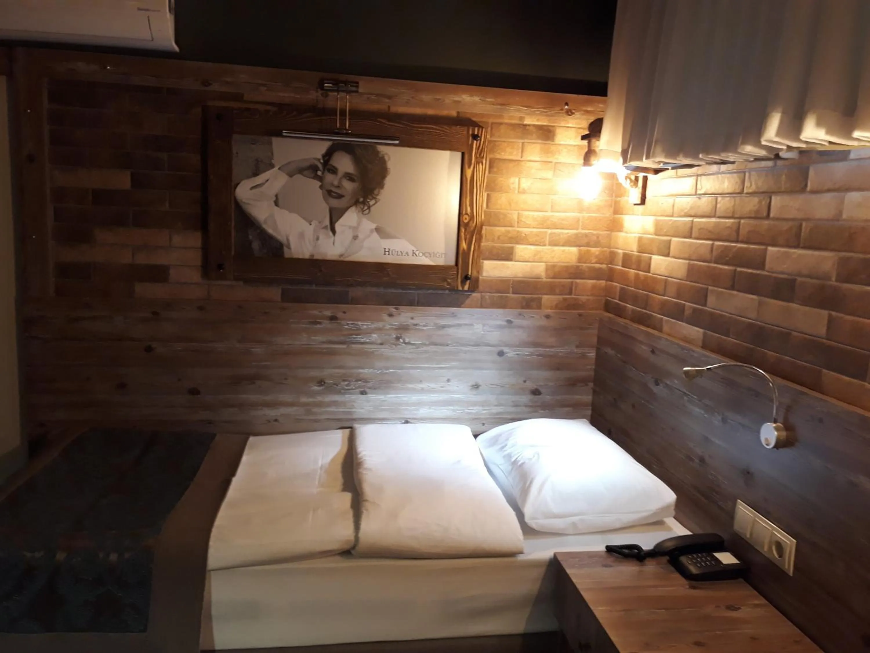 Bed in THE SARIGERME INN