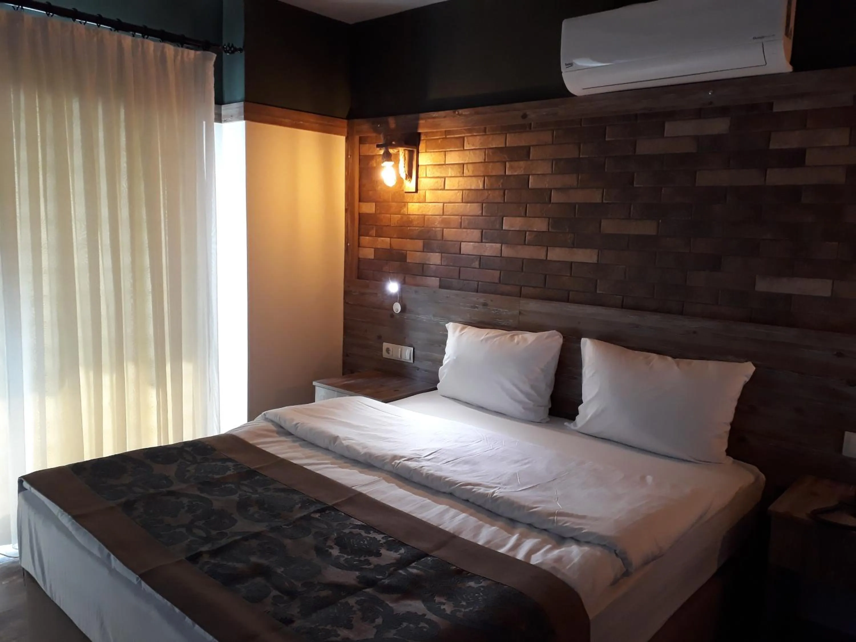 Bed in THE SARIGERME INN