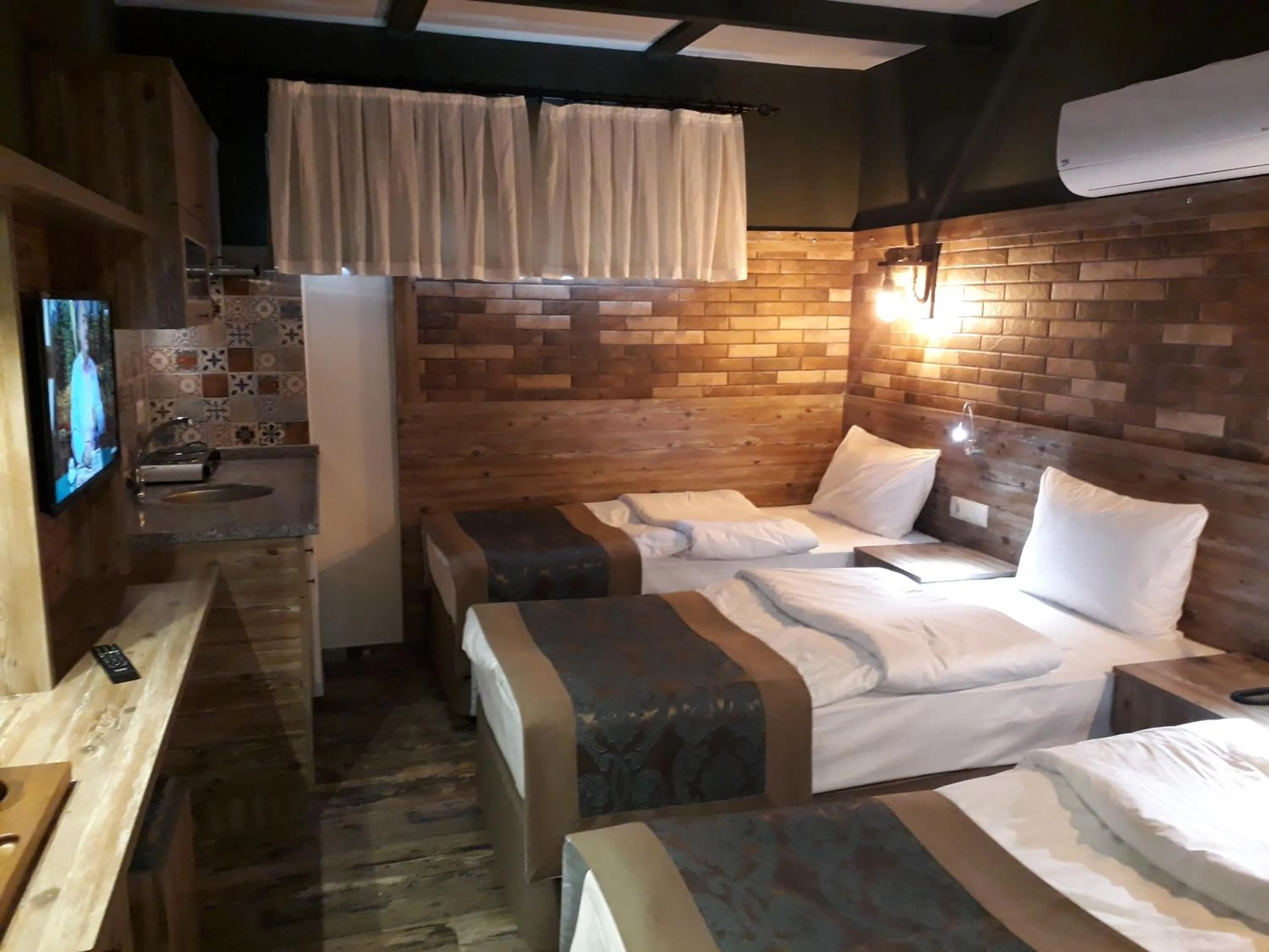 Bed in THE SARIGERME INN