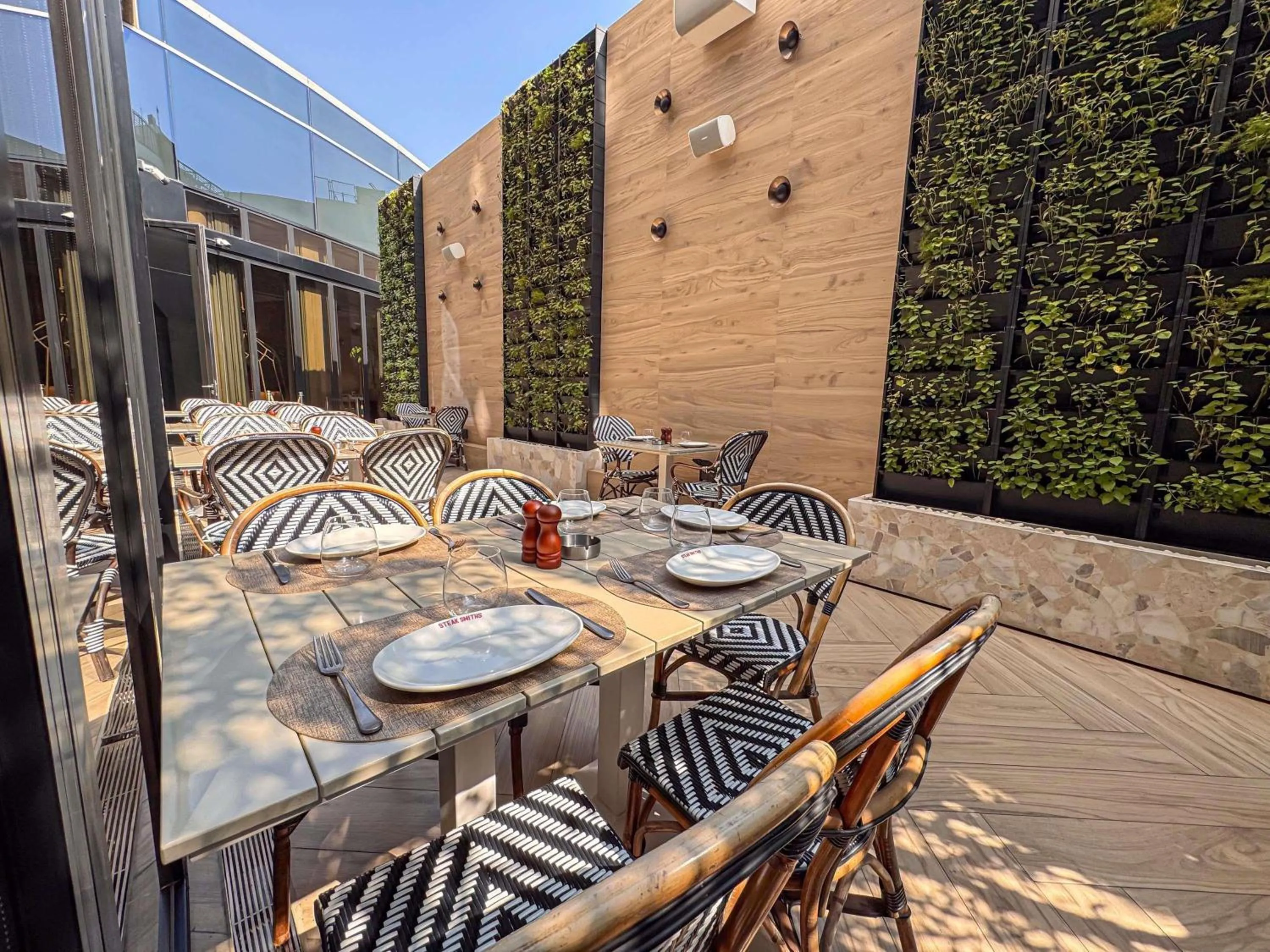 Restaurant/places to eat in ibis Dubai World Trade Centre