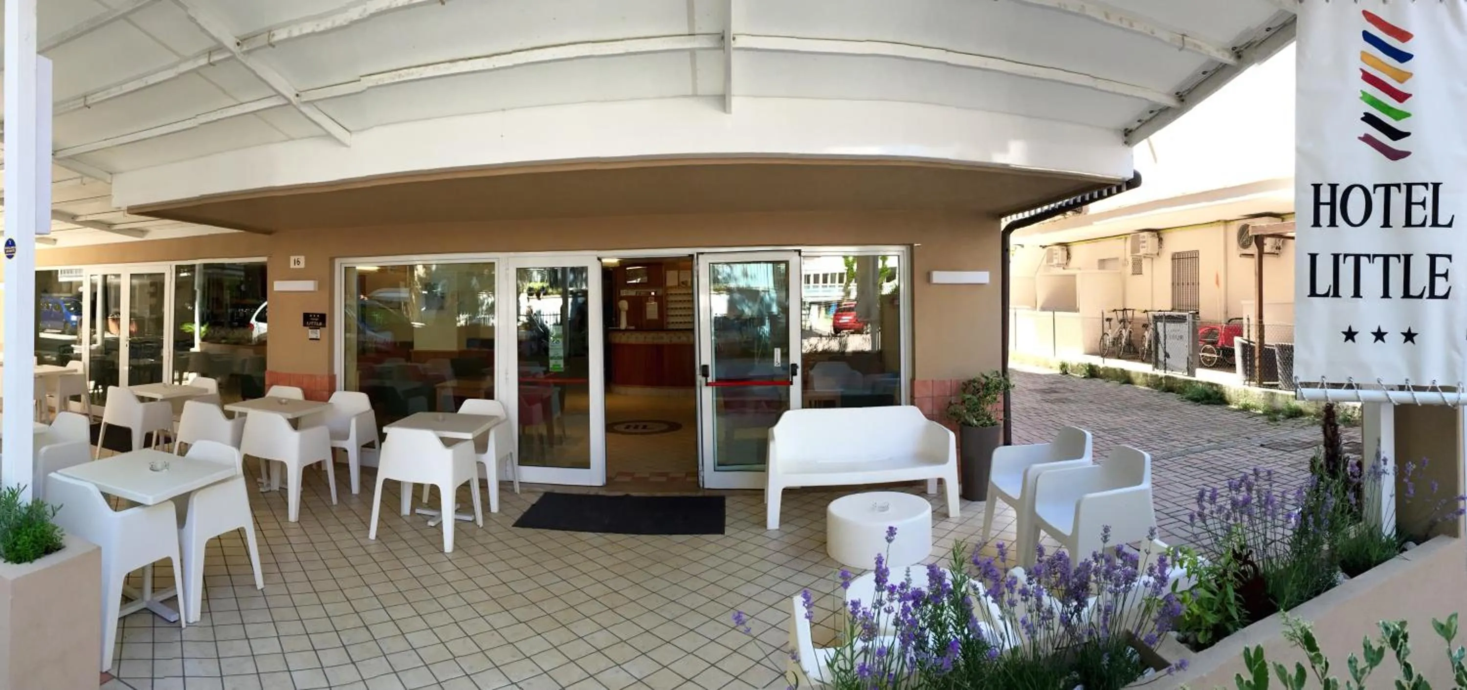 Patio in Hotel Little