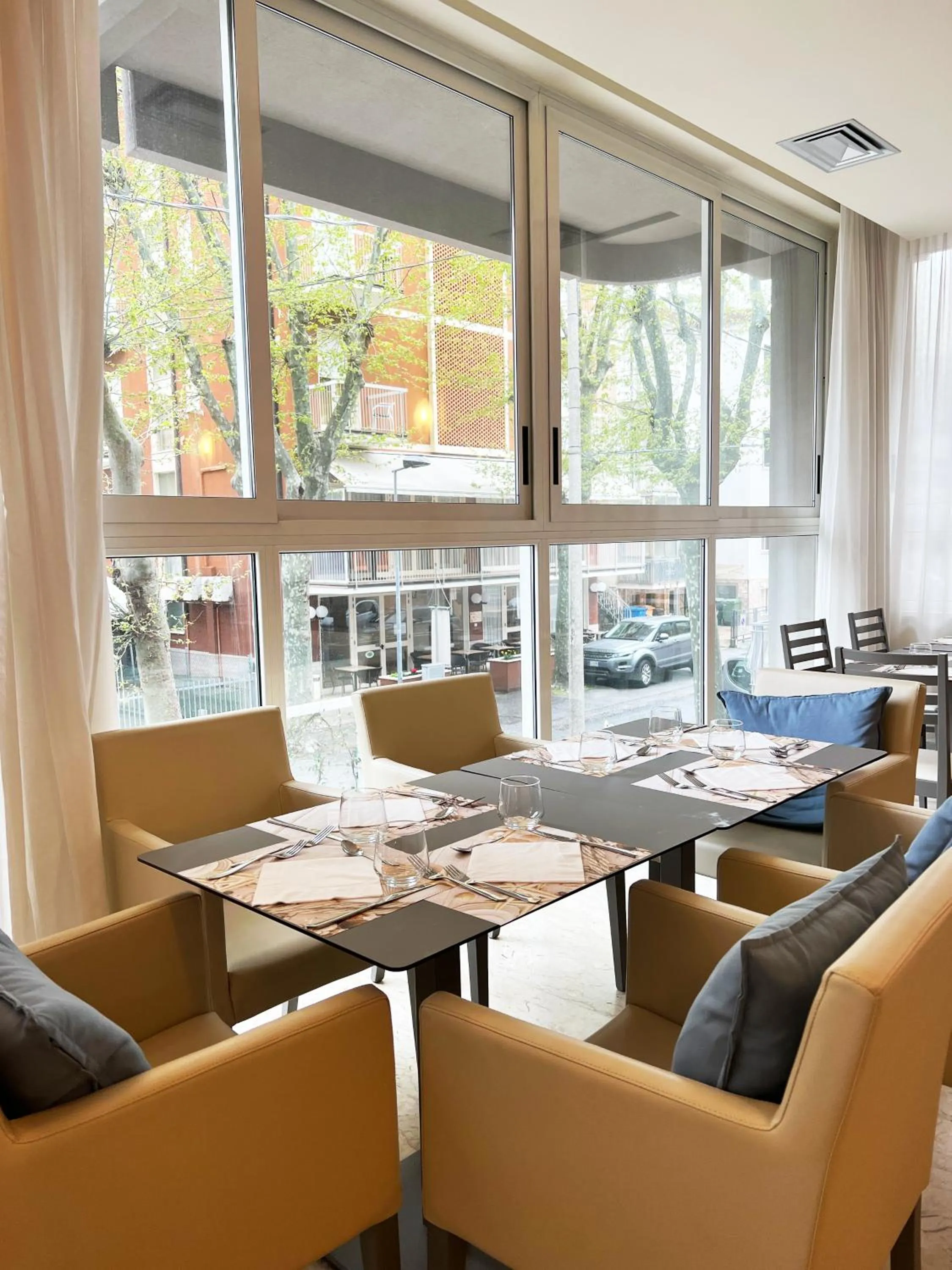 Restaurant/places to eat in Hotel Little