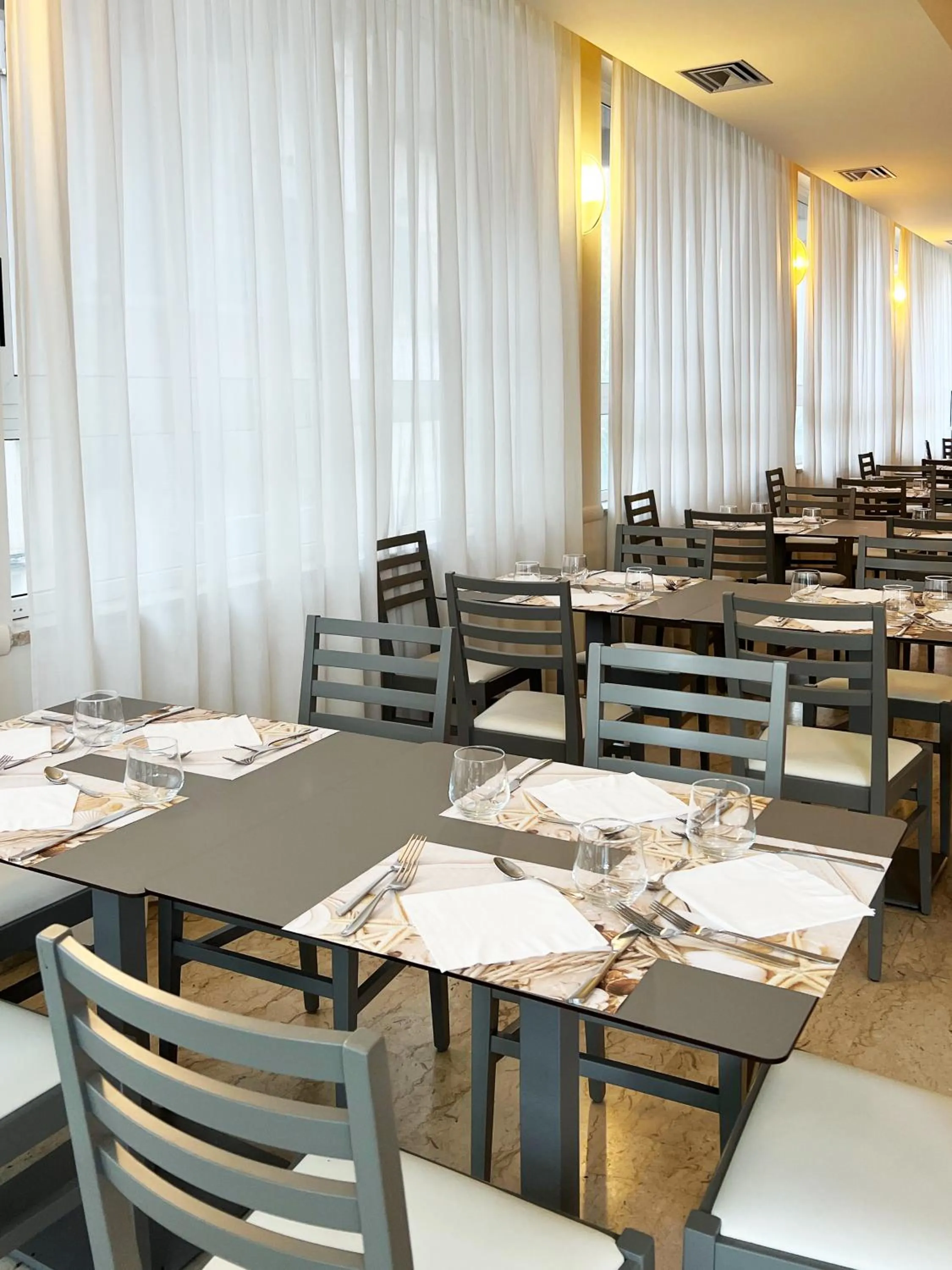 Restaurant/places to eat in Hotel Little