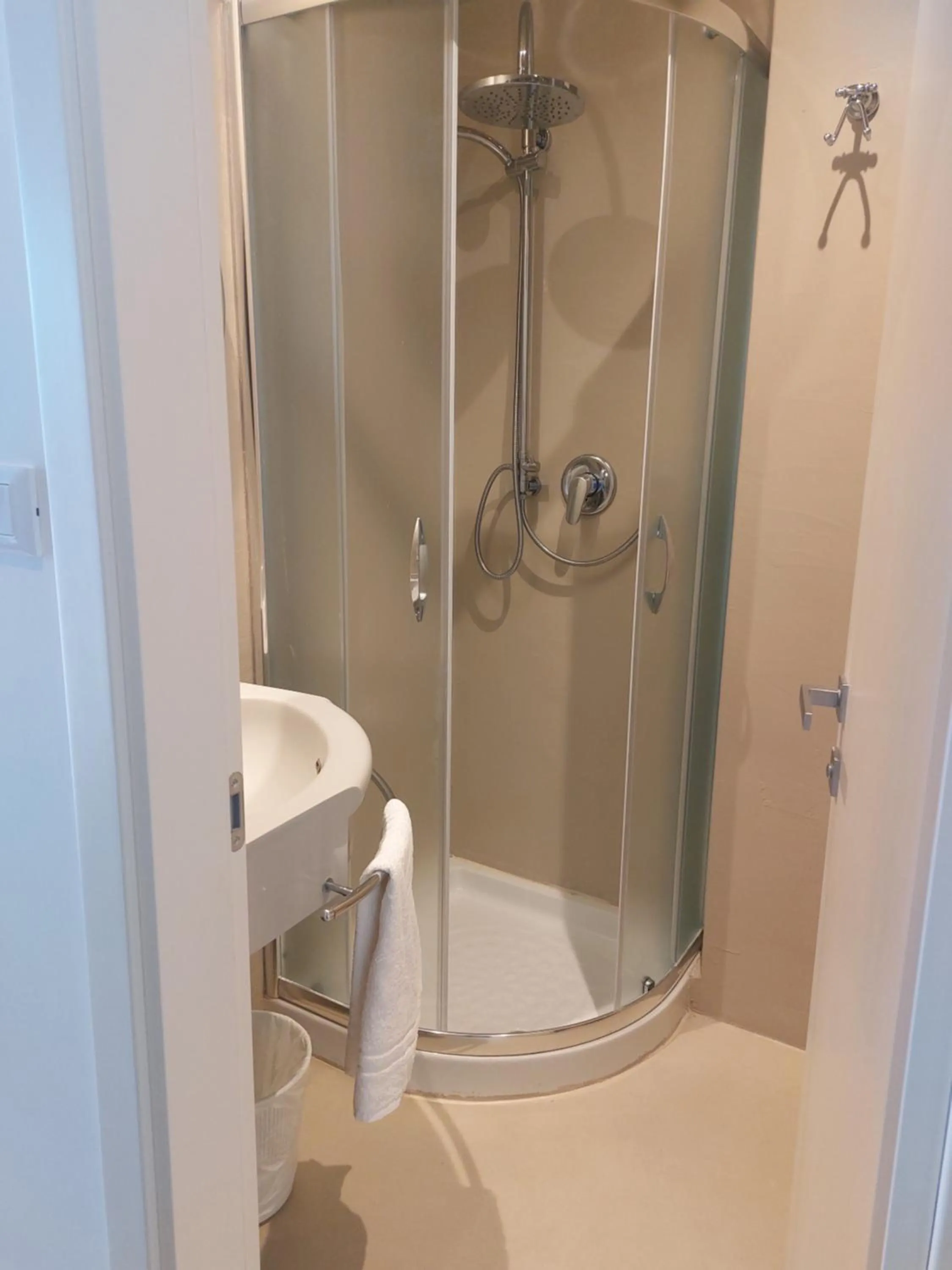 Shower in Hotel Little