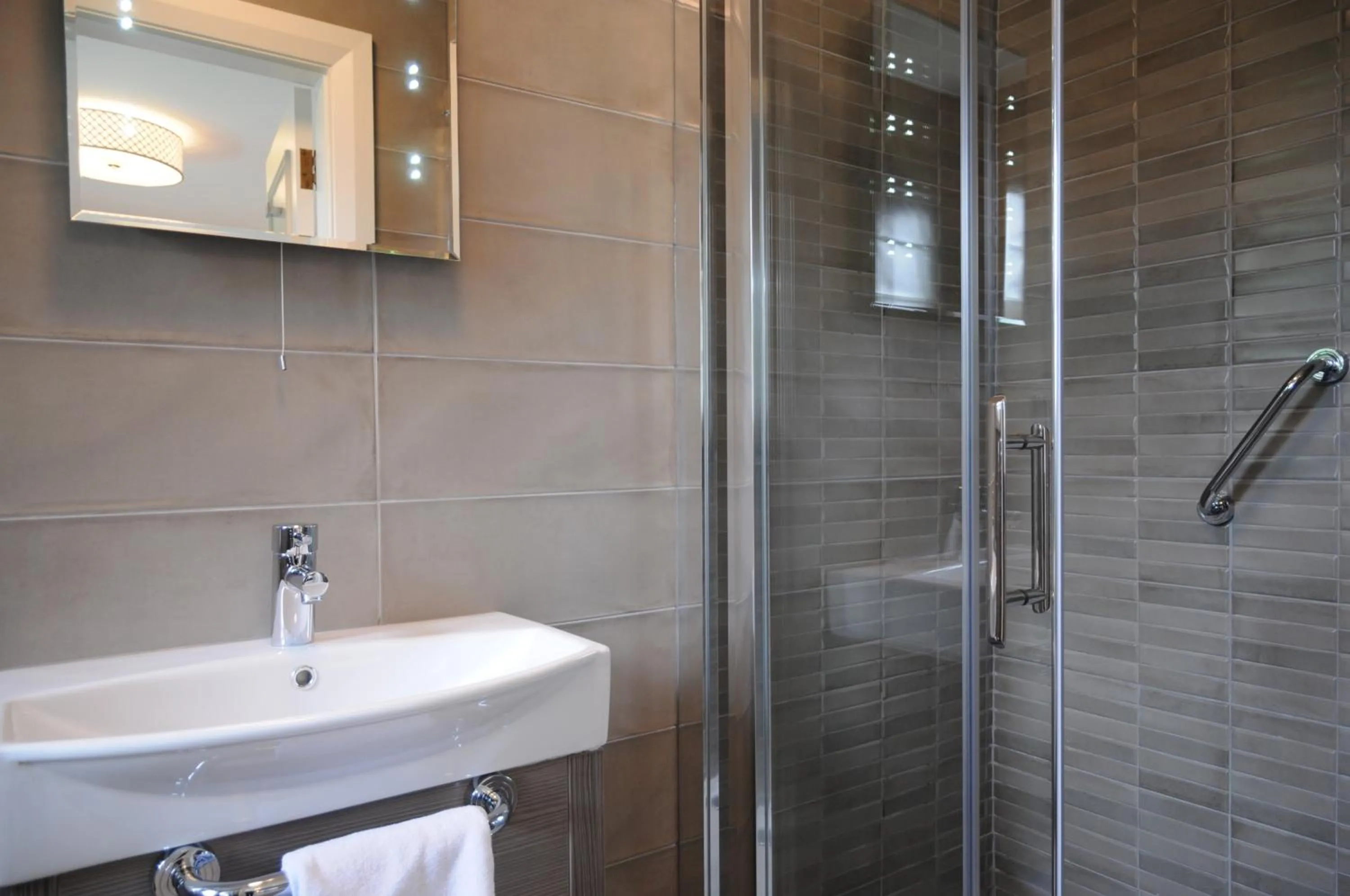 Shower in Barr Na Sraide Inn