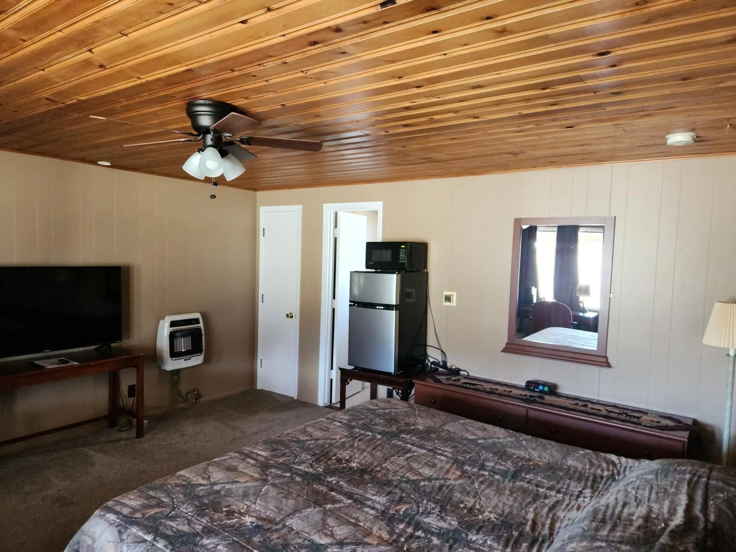 Bed in Eagle Nest Fly Shack & Lodge