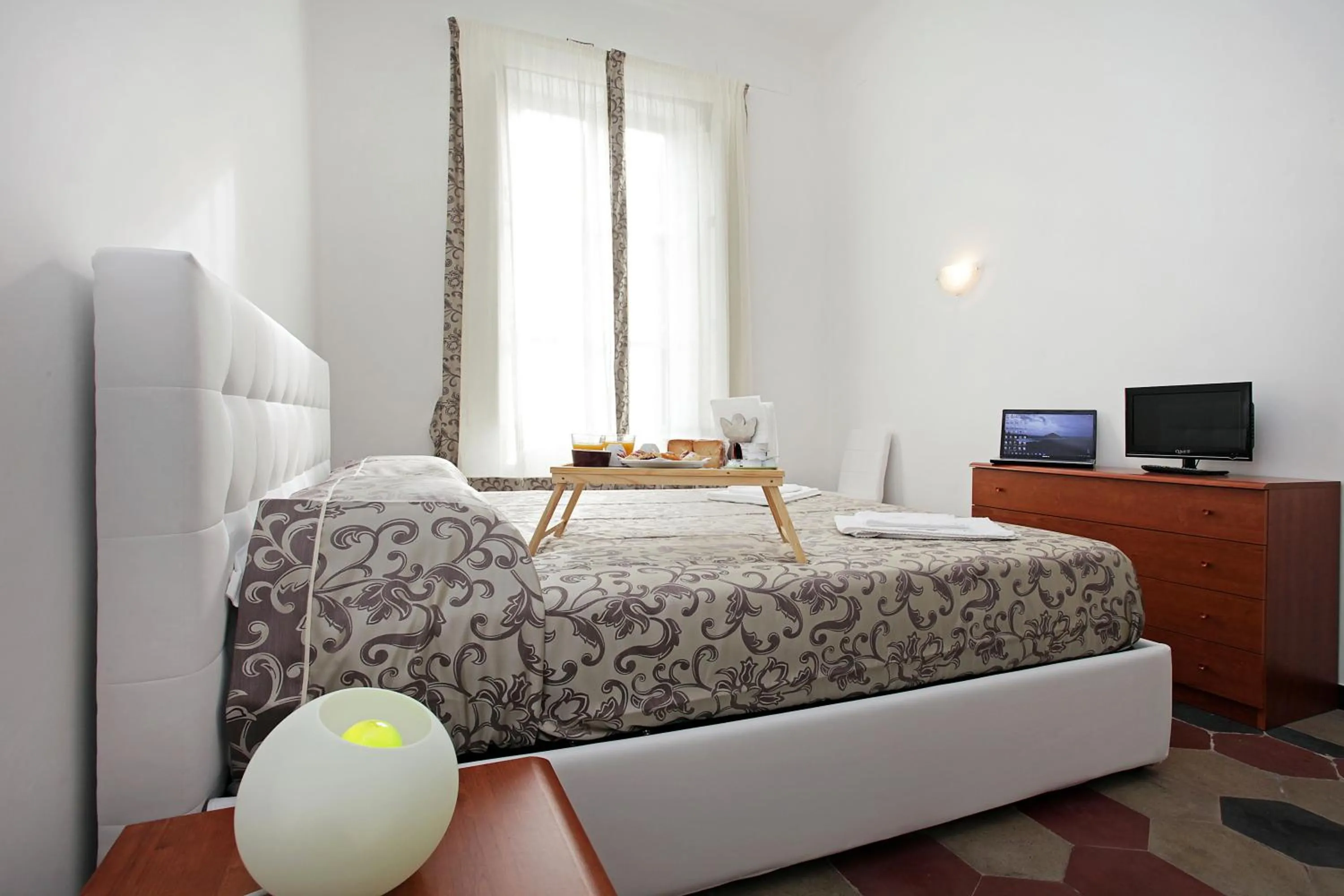 Bedroom, Bed in Angels In Rome