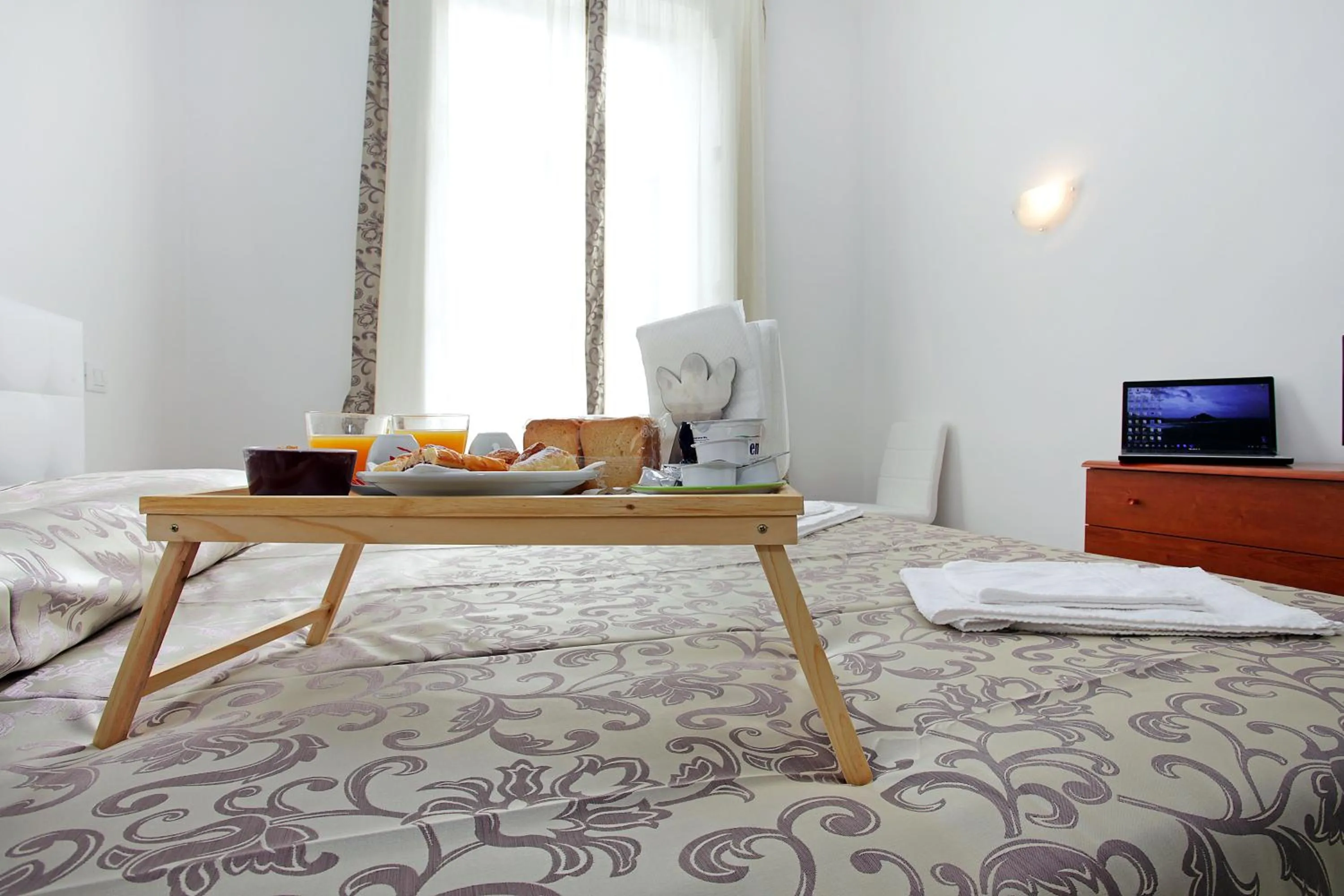 Bedroom, Bed in Angels In Rome