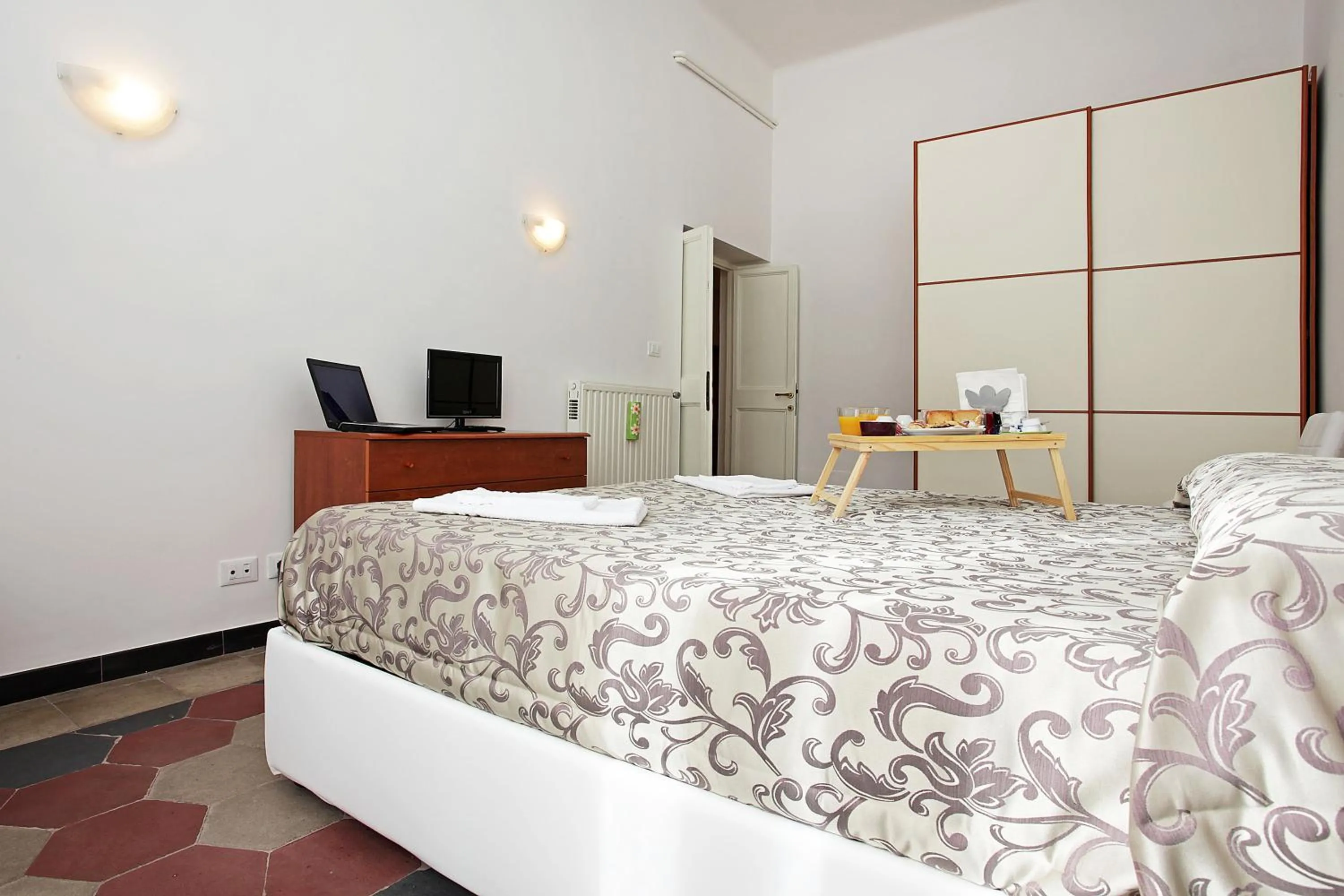 Bedroom, Bed in Angels In Rome