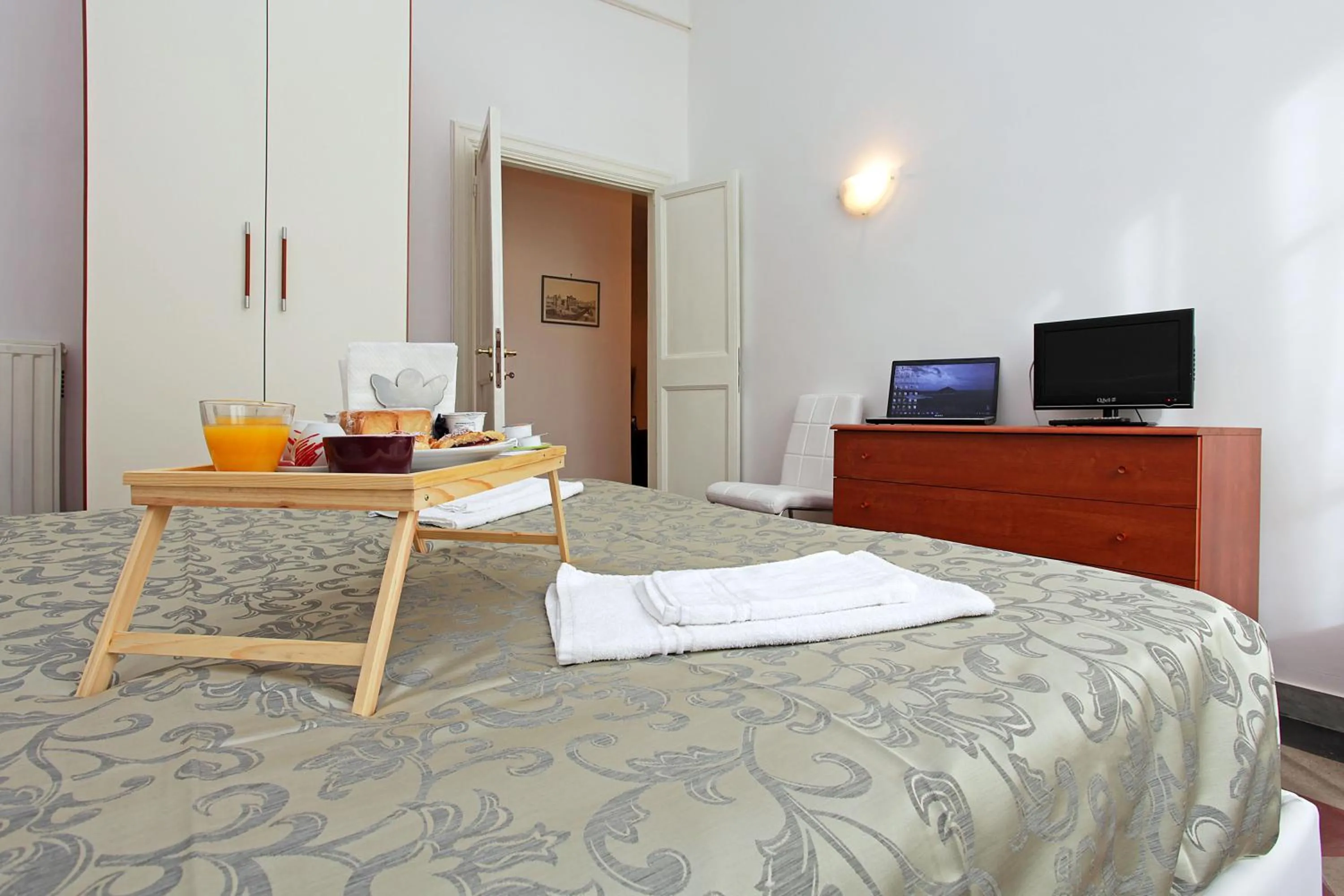 Bedroom, Bed in Angels In Rome