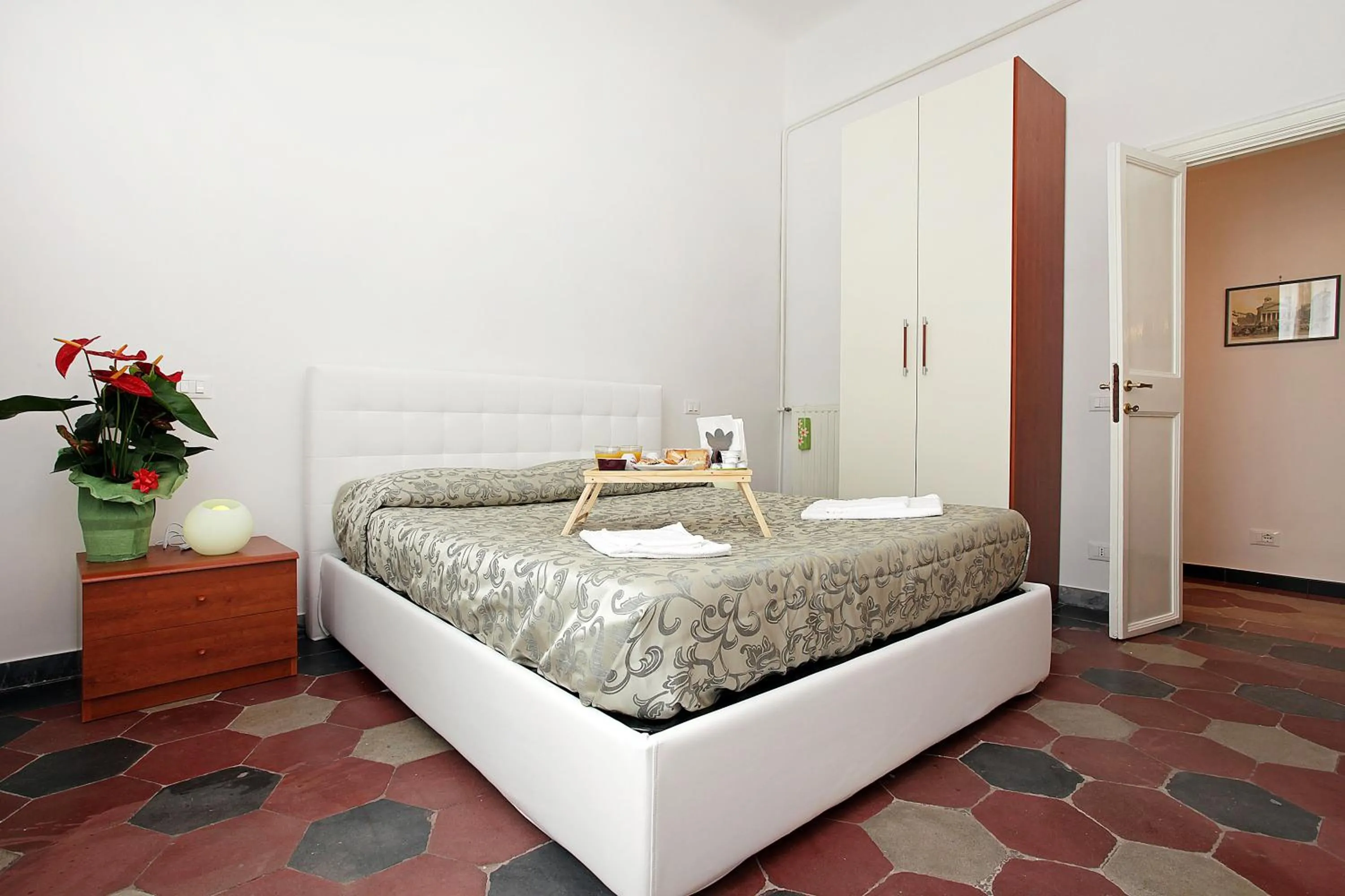 Bedroom, Bed in Angels In Rome